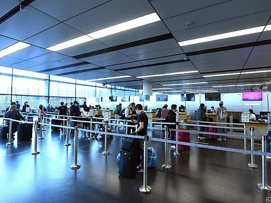 Mehrere Länder kappen Flugverbindungen nach Großbritannien Mehrere Länder kappen Flugverbindungen nach Großbritannien
