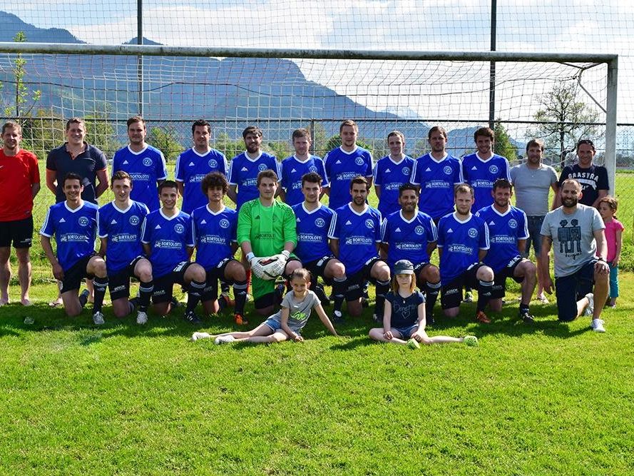Die Kampfmannschaft des FC Bürglegasse 1970 hofft sehr, dass es 2021 mit der Meisterschaft weitergeht und man gemeinsam das Jubiläum nachfeiern kann. Die Kampfmannschaft des FC Bürglegasse 1970 hofft sehr, dass es 2021 mit der Meisterschaft weitergeht und man gemeinsam das Jubiläum nachfeiern kann.