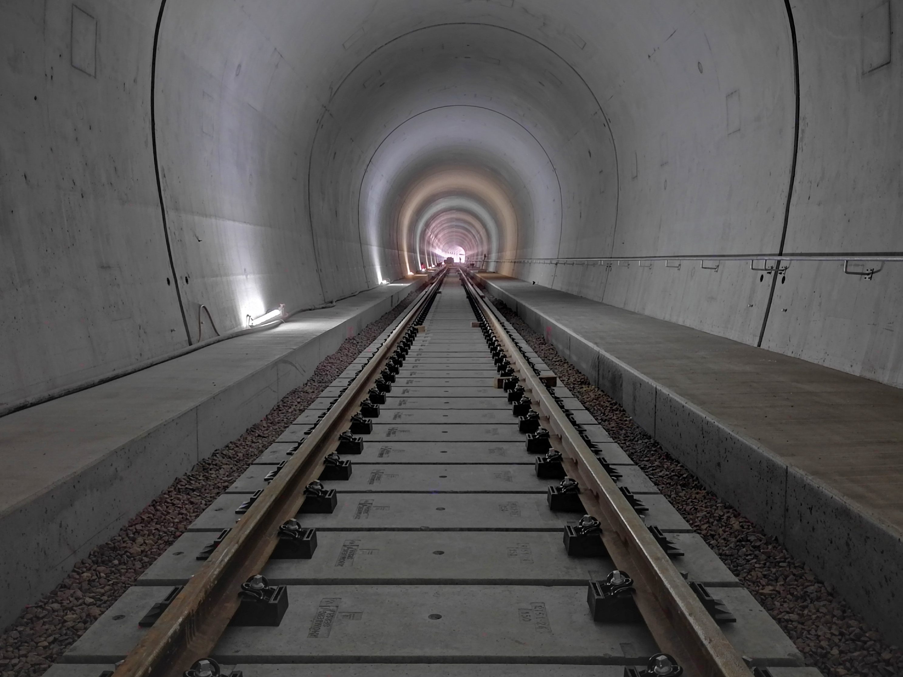 Auf Grundlage ihrer Feste-Fahrbahn-Technologie – hier die Eigenentwicklung IVES im Zierenberger Tunnel – möchte die Rhomberg Sersa Rail Group dazu beitragen, ein wirklich nachhaltiges Hochgeschwindigkeits-Transportsystem zu entwickeln. Auf Grundlage ihrer Feste-Fahrbahn-Technologie – hier die Eigenentwicklung IVES im Zierenberger Tunnel – möchte die Rhomberg Sersa Rail Group dazu beitragen, ein wirklich nachhaltiges Hochgeschwindigkeits-Transportsystem zu entwickeln.