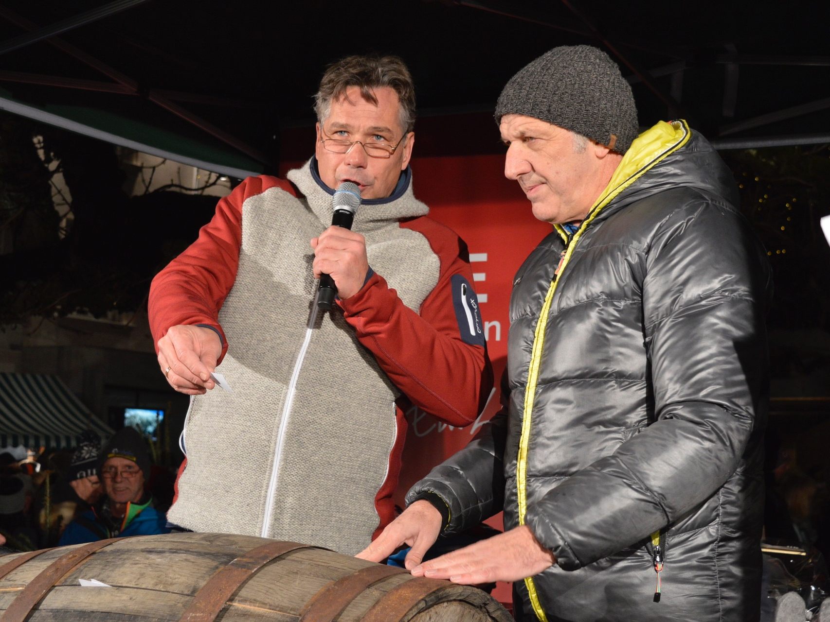 ARCHIV- BZW. SYMBOLBILD: WIGE-Obmann Christof van Dellen und RA Edwin Gantner bei der Verlosung des Adventsgewinnspiels der WIGE Montafon, im Jahr 2018