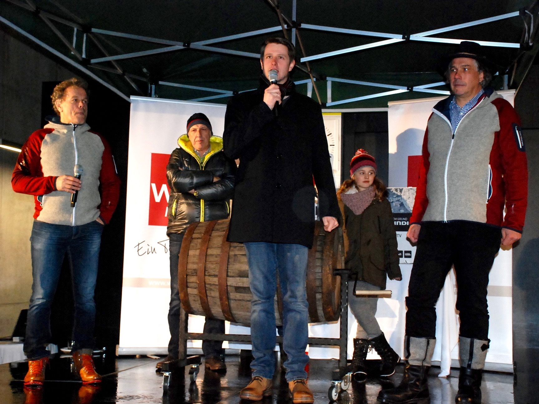 Schnappschuss der Verlosung des Adventgewinnspiels 2019 in St. Gallenkirch: Harry Rudigier, RA Edwin Gantner, Bgm. Josef Lechthaler, die Glücksfee und Christof van Dellen (v. li.)