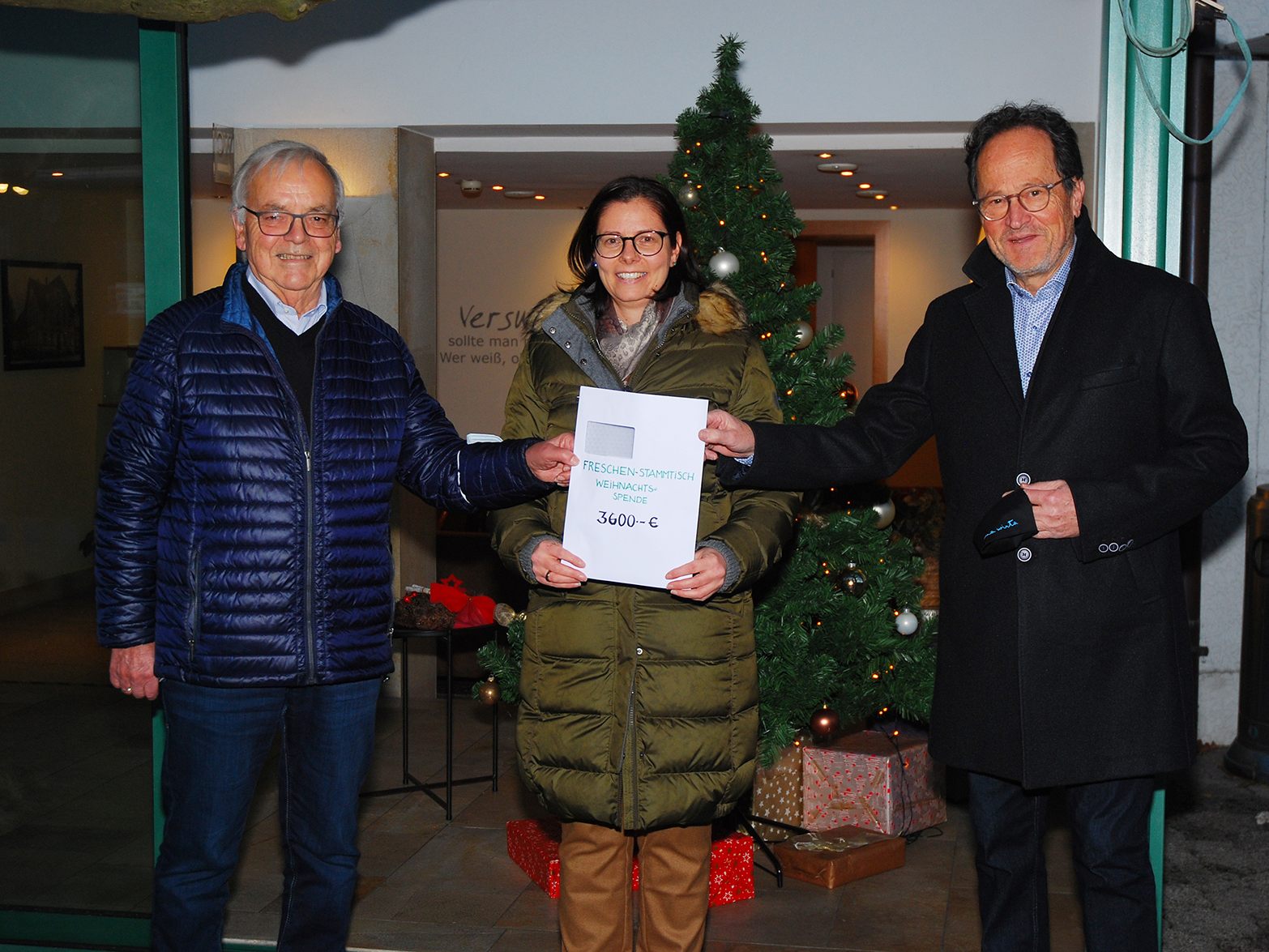 BU: Paul Frick (l.), Obmann des Freschenstammtischs, Bürgermeisterin Katharina Wöß-Krall und Walter Herbolzheimer (r.), Wirt des Gasthaus Fröscha