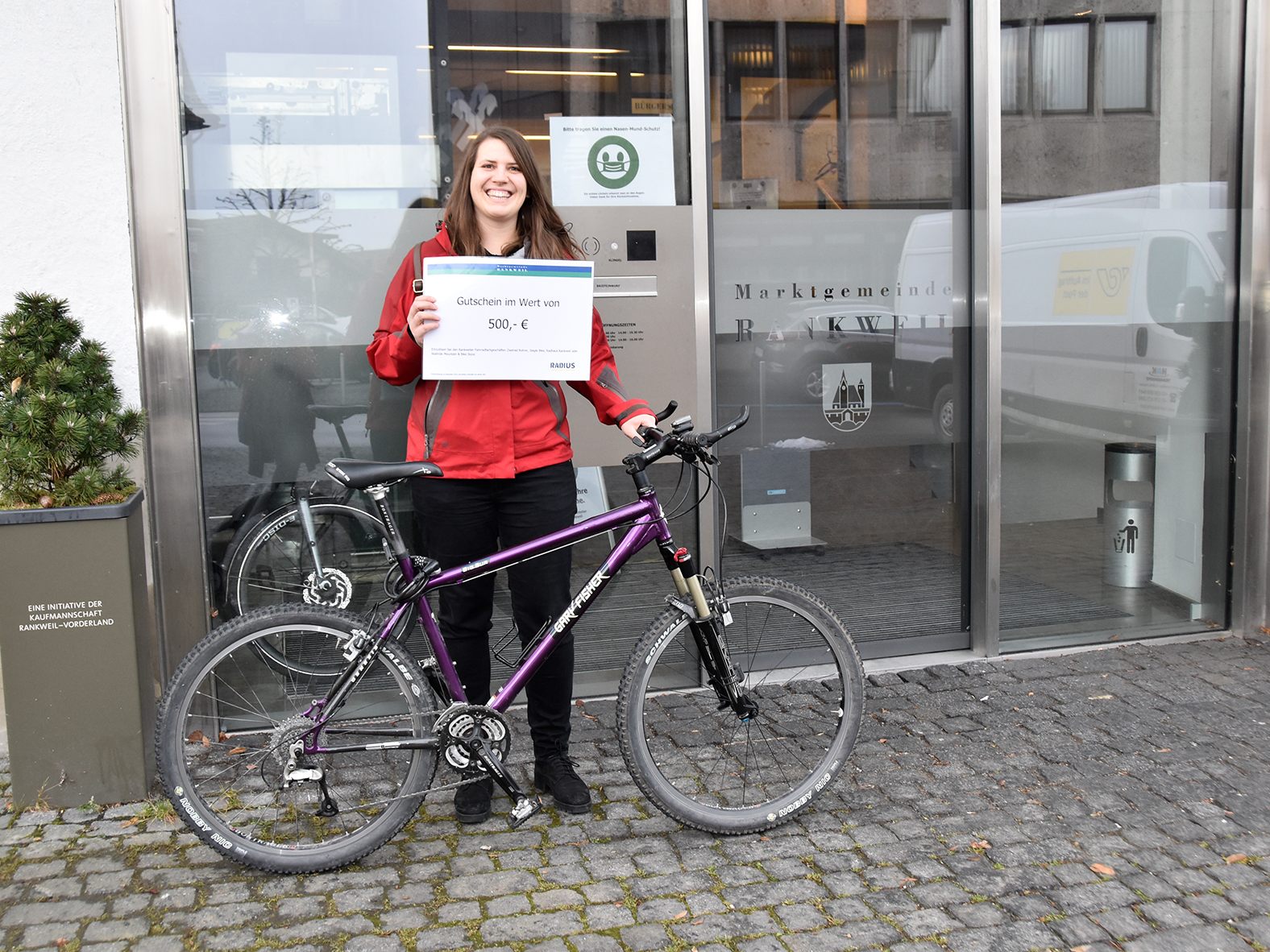 BU: Stefanie Sturn darf sich über einen 500-Euro-Gutschein für den Einkauf bei einem der Rankweiler Fahrradhändlern freuen. BU: Stefanie Sturn darf sich über einen 500-Euro-Gutschein für den Einkauf bei einem der Rankweiler Fahrradhändlern freuen.