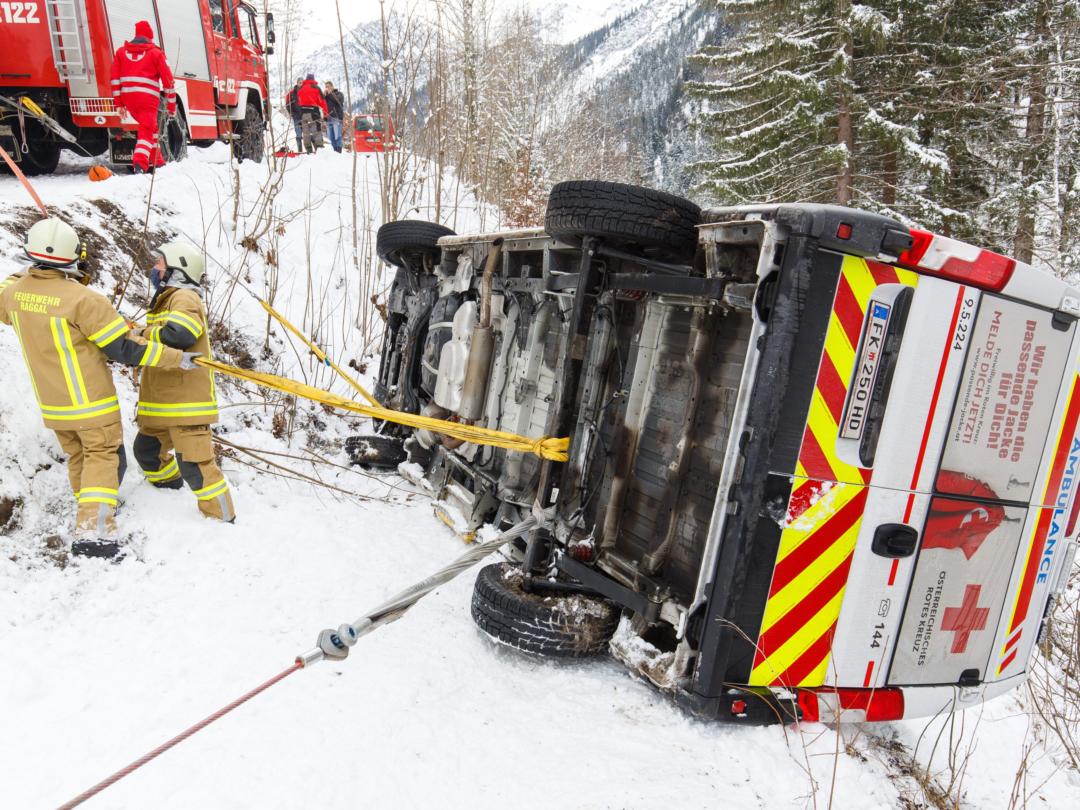 Rettungsauto rutscht einen Abhang hinunter