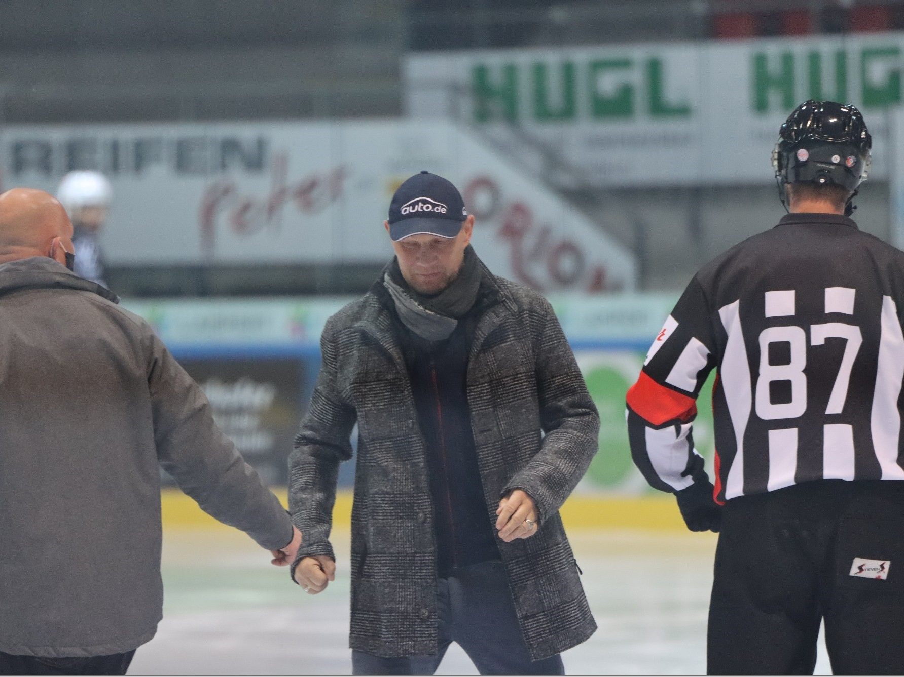 Ex Boxprofi Axel Schulz warf den Puck ein Ex Boxprofi Axel Schulz warf den Puck ein