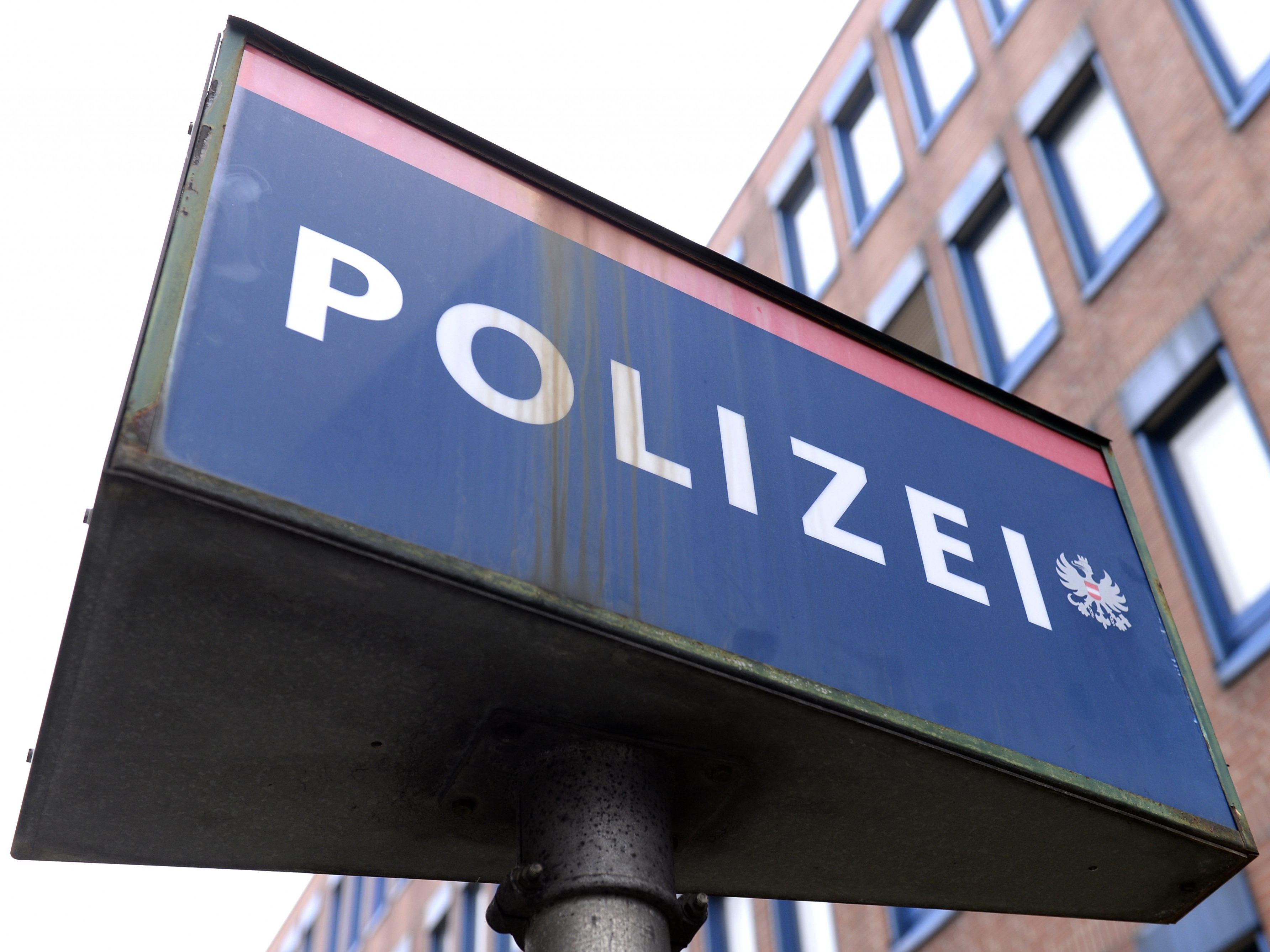 Die Polizei sperrte den Gefahrenbereich.