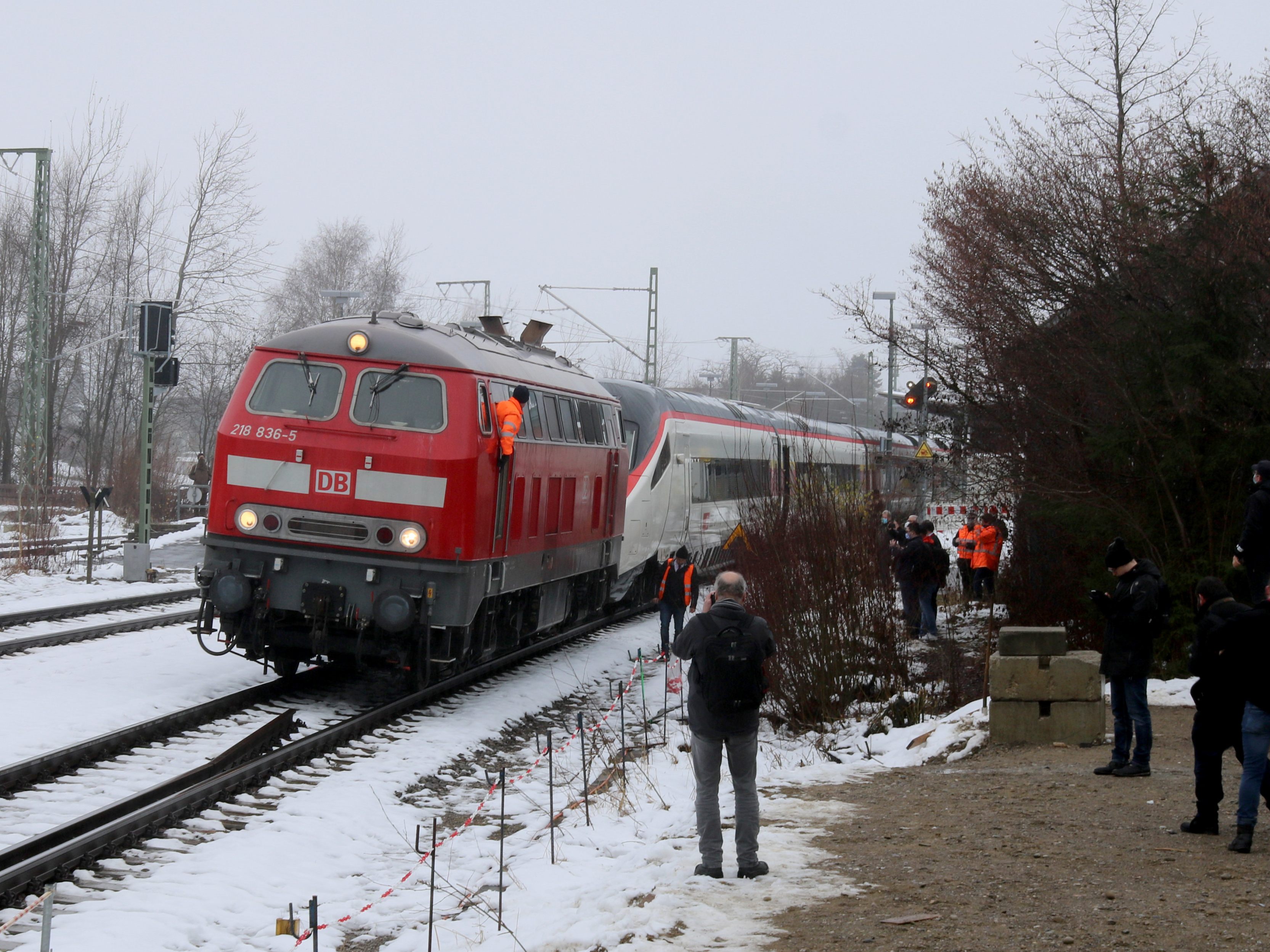 Der Euro-City-Express "Astoro" wird mit einer Diesellok aus dem Bahnhof Hergatz gezogen.