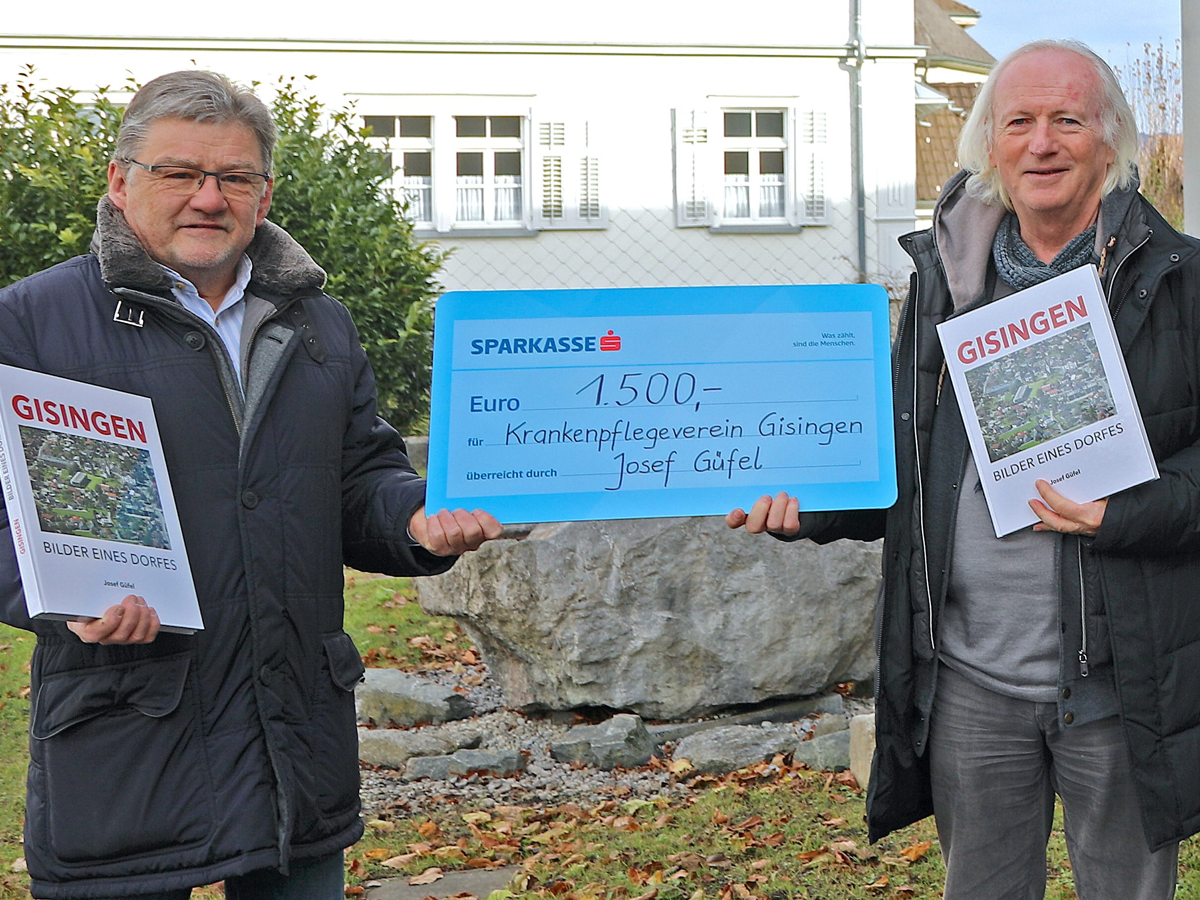 Spendenübergabe durch Josef Güfel (l.) an den Obmann des KPV Gisingen Dr. Stefan Allgäuer.