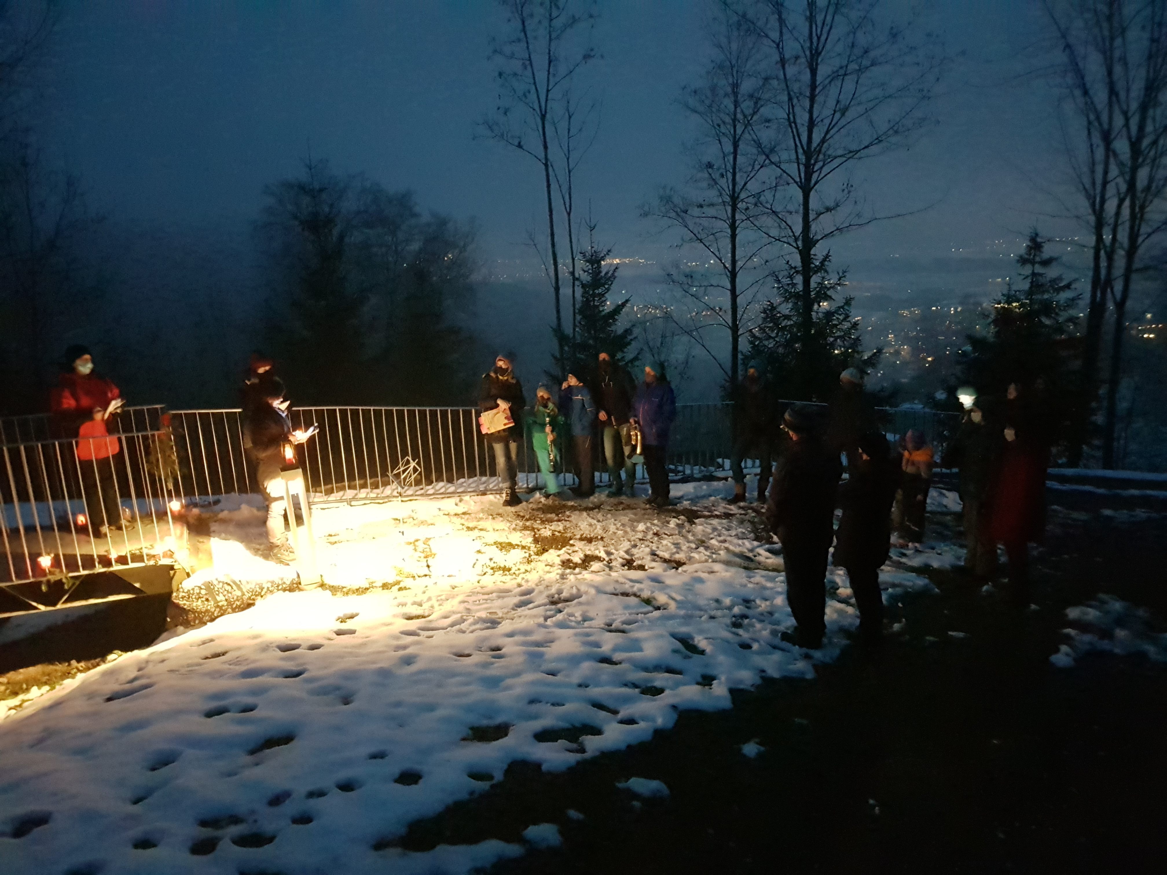 Beim Adventabend bei der Familienkapelle wurde das 13. Fenster dieser Vorweihnachtszeit geöffnet. Beim Adventabend bei der Familienkapelle wurde das 13. Fenster dieser Vorweihnachtszeit geöffnet.