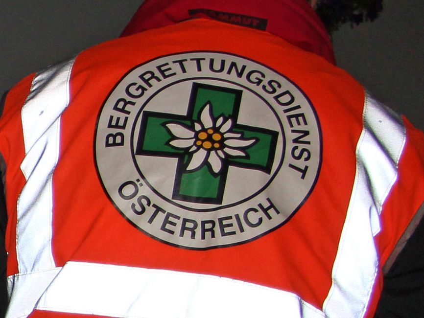 Die Bergrettung holte den Mann aus dem Bachbett (Symbolbild).
