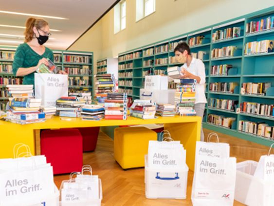 Den Lockdown hindurch haben die AK-Bibliotheken ihre Kundinnen und Kunden auf Distanz versorgt. (Foto: Jürgen Gorbach/AK) Den Lockdown hindurch haben die AK-Bibliotheken ihre Kundinnen und Kunden auf Distanz versorgt. (Foto: Jürgen Gorbach/AK)