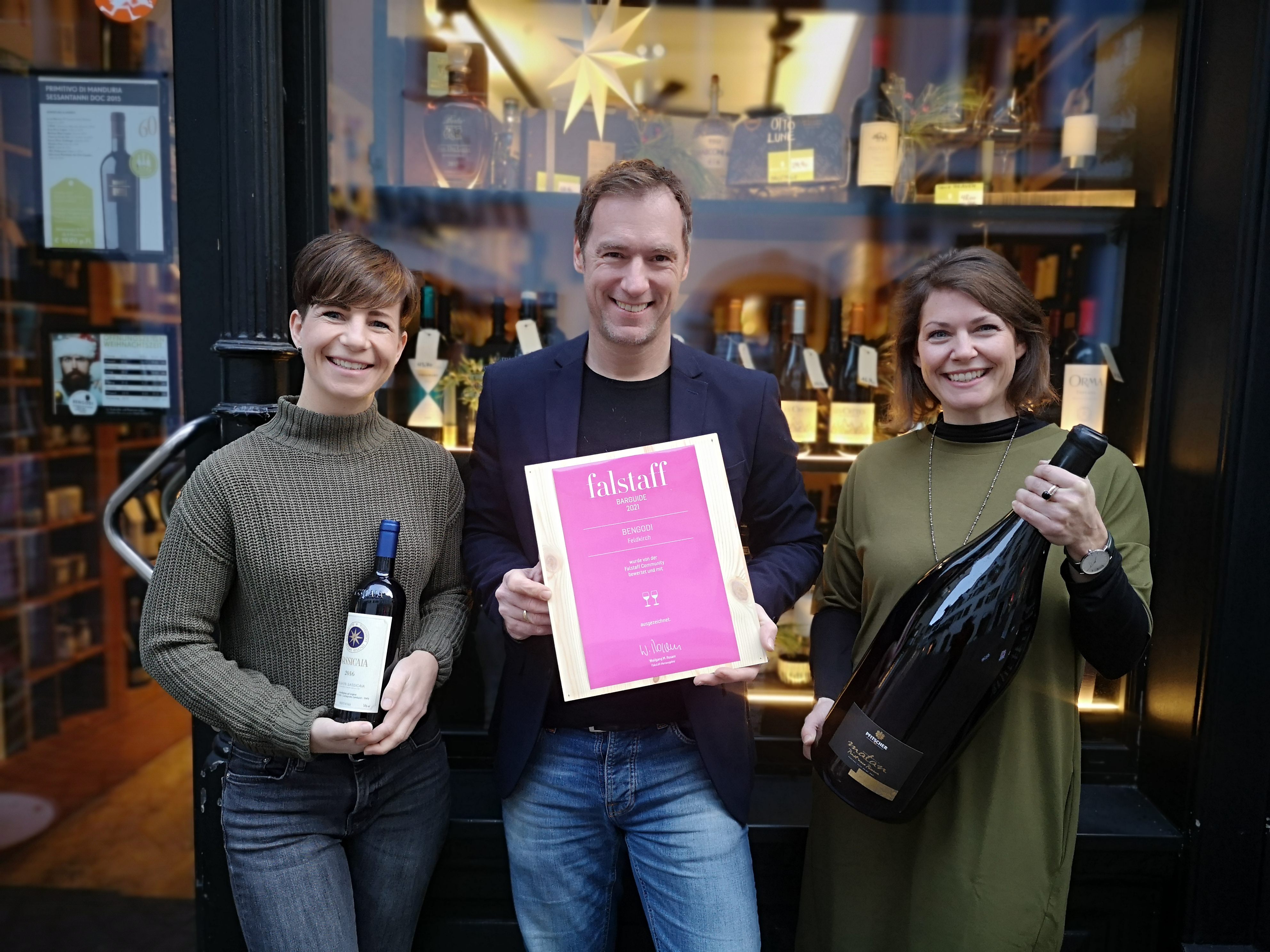 Das Bengodi-Team freut sich über die Top-Platzierung im Falstaff Barguide 2021: Dieter Schönenberger-Wohlgenannt mit seinen Mitarbeiterinnen Corinna Fehr (li.) und Stefanie Lins. Das Bengodi-Team freut sich über die Top-Platzierung im Falstaff Barguide 2021: Dieter Schönenberger-Wohlgenannt mit seinen Mitarbeiterinnen Corinna Fehr (li.) und Stefanie Lins.