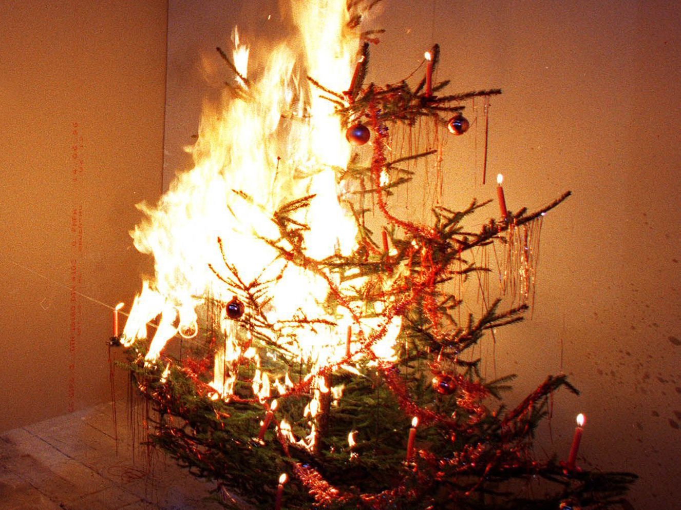 Im Schnitt viermal pro Jahr wird die Feuerwehr in Vorarlberg alarmiert, weil ein Christbaum oder Adventskranz brennt. (Symbolbild)