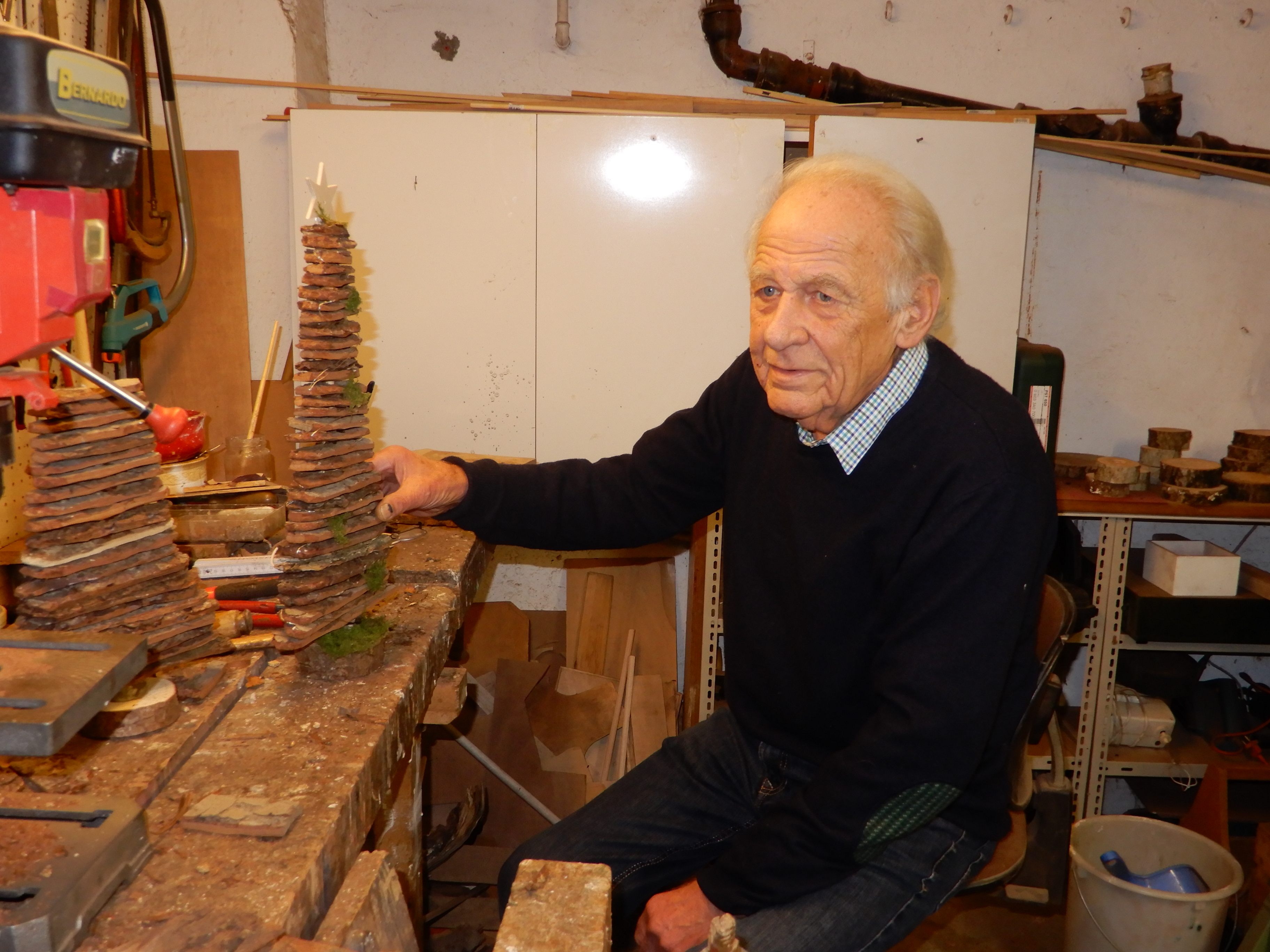 Franz Jochums Lieblingsplatz ist seine Werkstatt - dort fabriziert er aktuell täglich seine beliebten Holztännele. Franz Jochums Lieblingsplatz ist seine Werkstatt - dort fabriziert er aktuell täglich seine beliebten Holztännele.