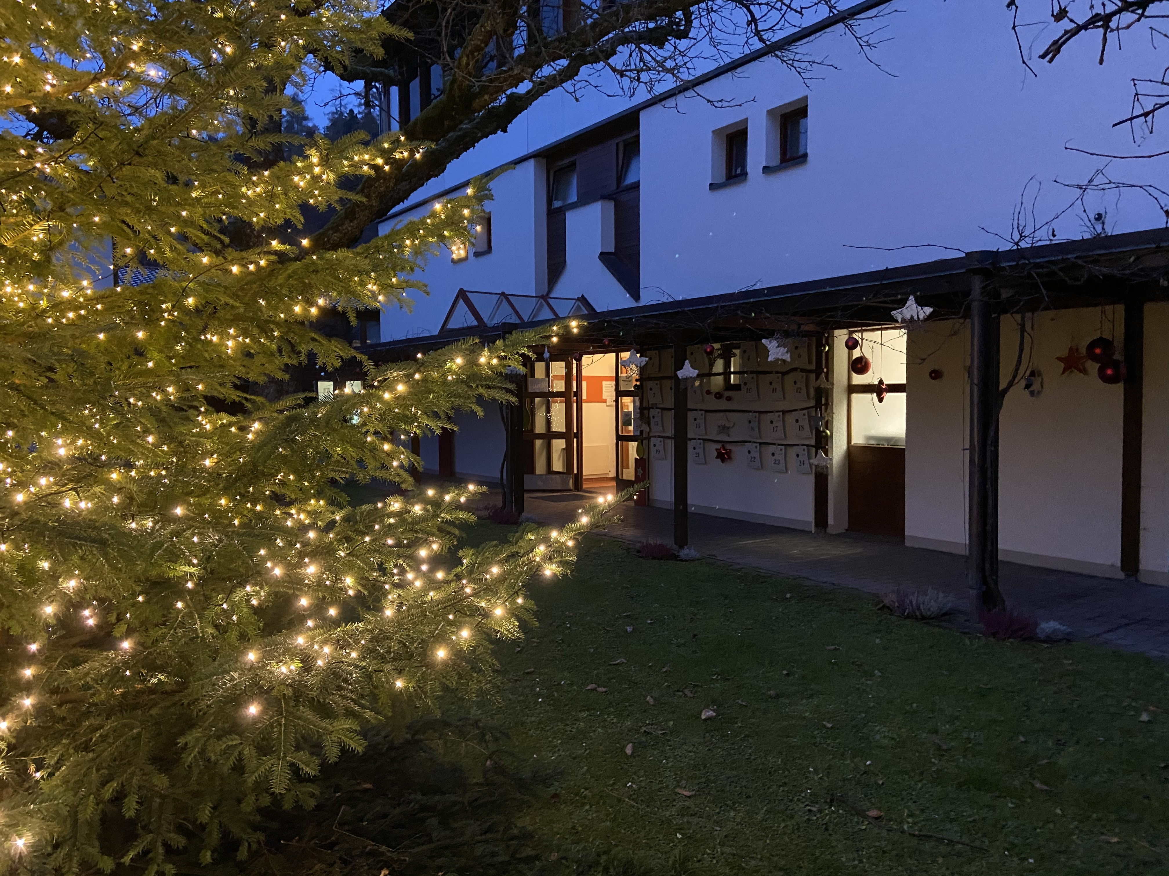 Im Vorarlberger Kinderdorf werden die letzten Türchen im Mutmach-Adventkalender geöffnet. Im Vorarlberger Kinderdorf werden die letzten Türchen im Mutmach-Adventkalender geöffnet.