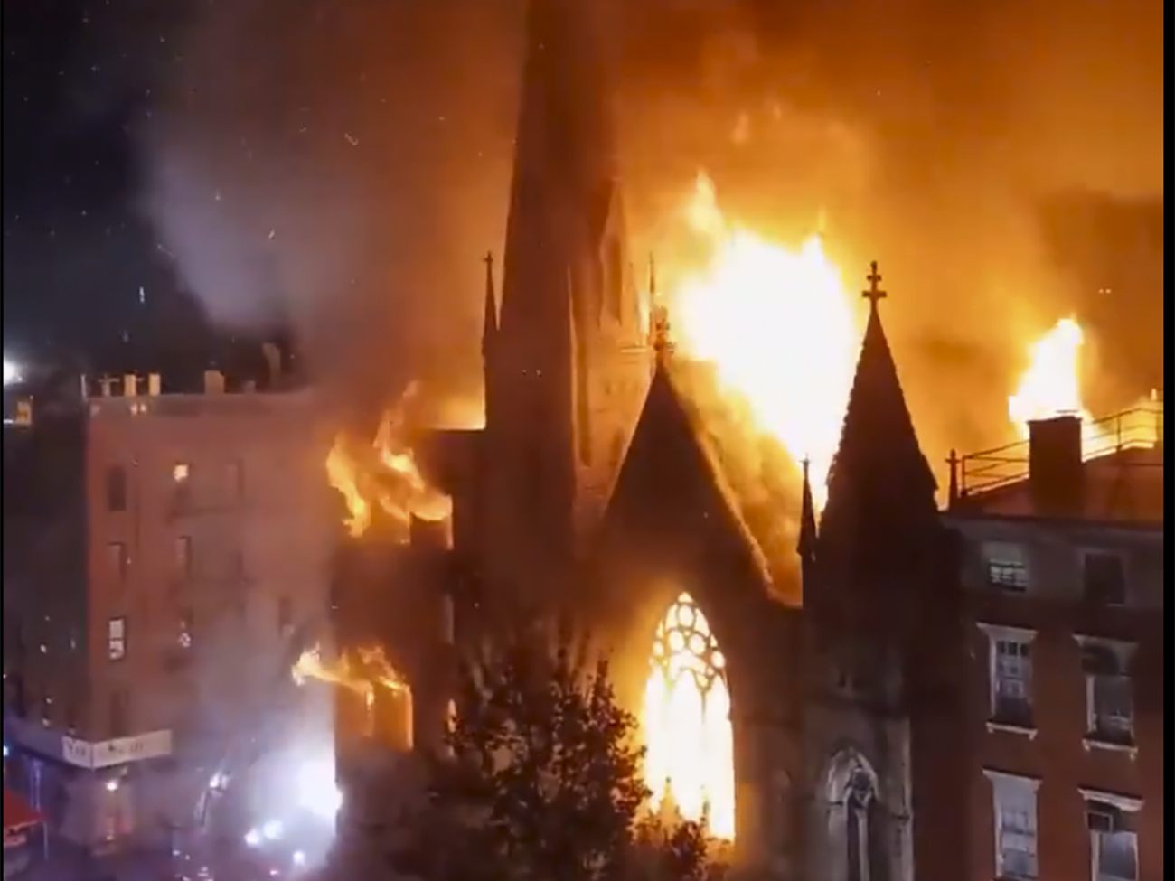 Eine Kirche in New York ist den Flammen zum Opfer gefallen.