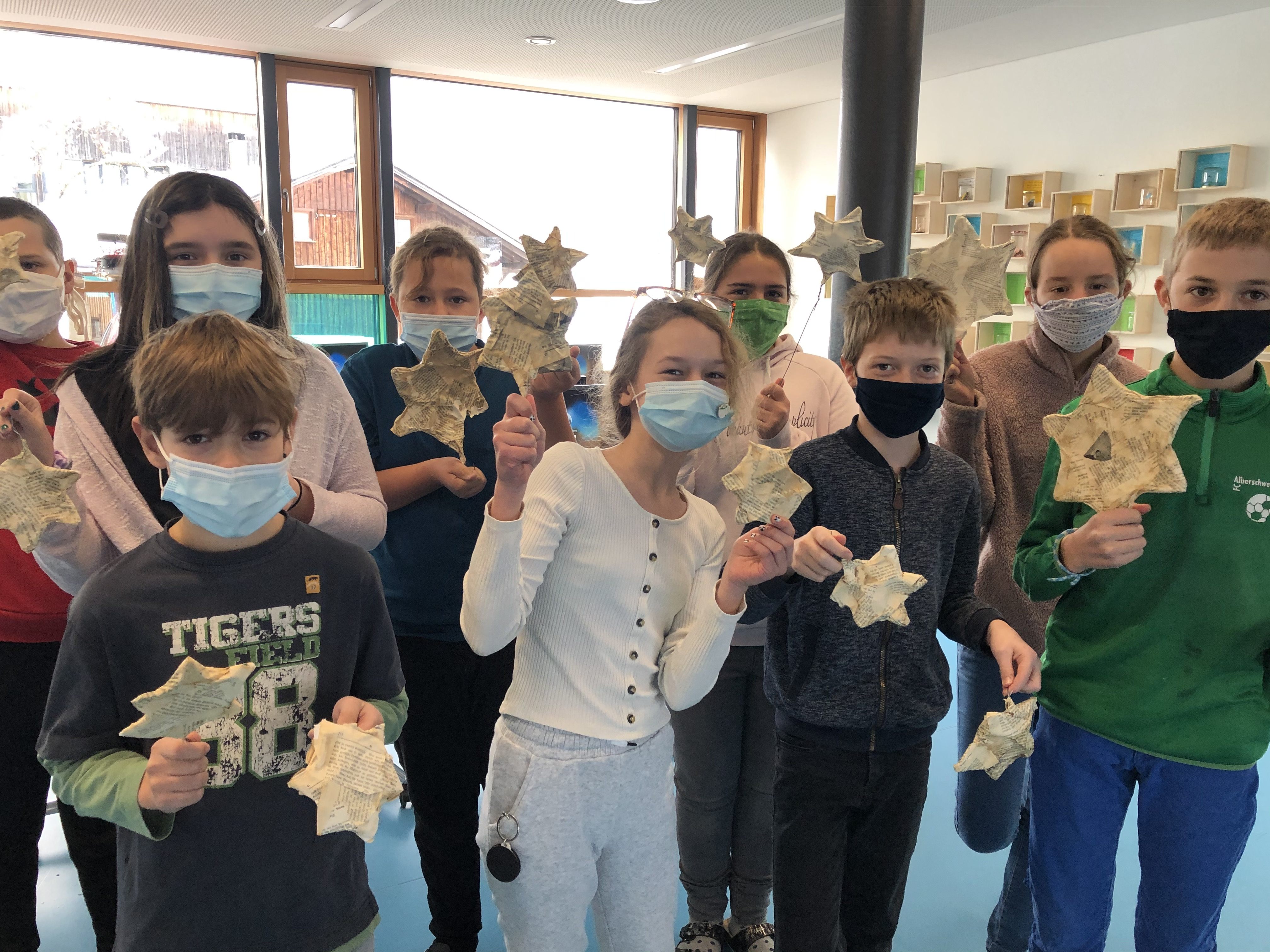 Die Sterne für den Adventbaum haben die Schülerinnen und Schüler selbst gebastelt.