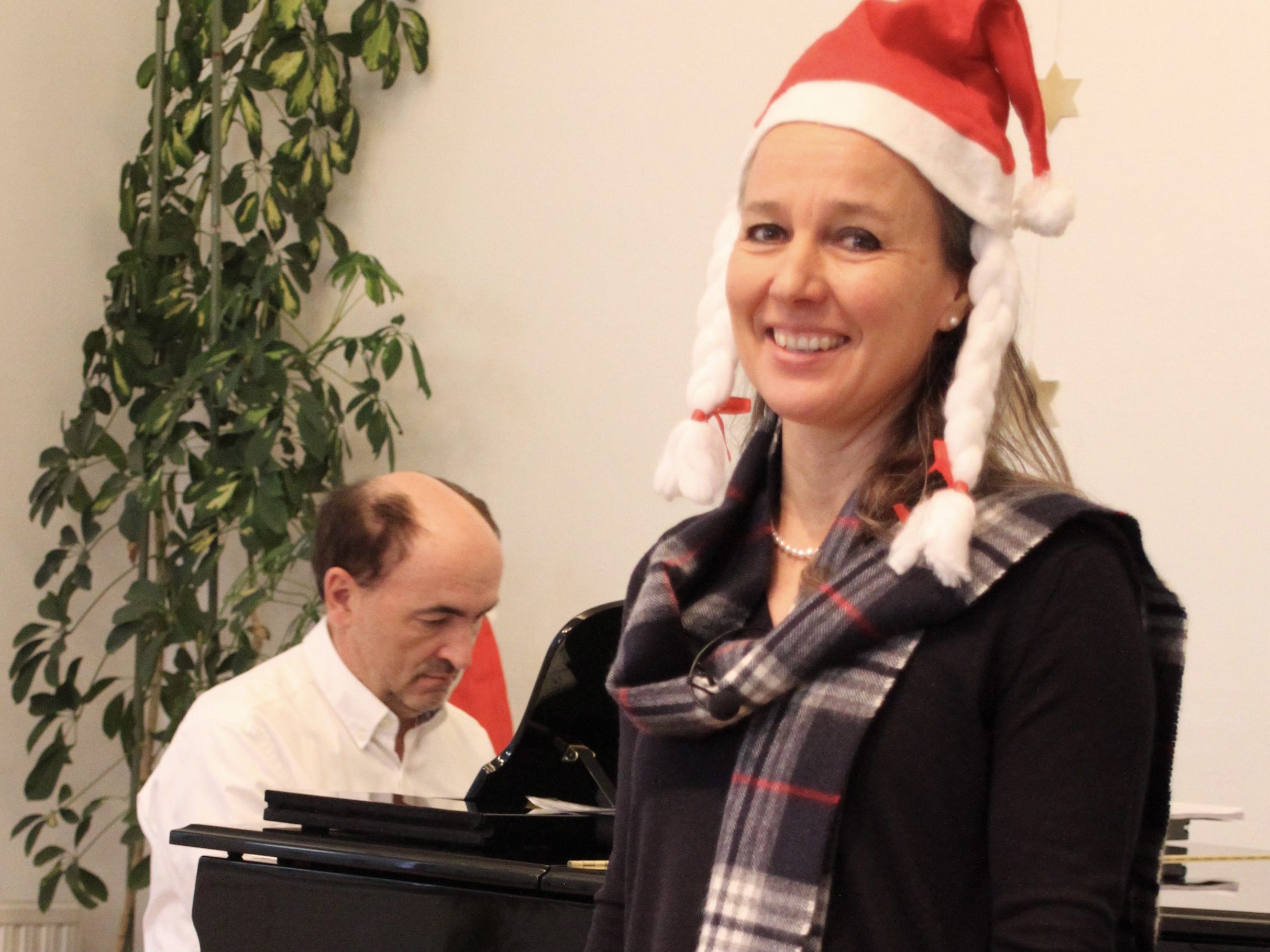 Claudia Schelling wird am Klavier begleitet von Franz Canaval. Claudia Schelling wird am Klavier begleitet von Franz Canaval.