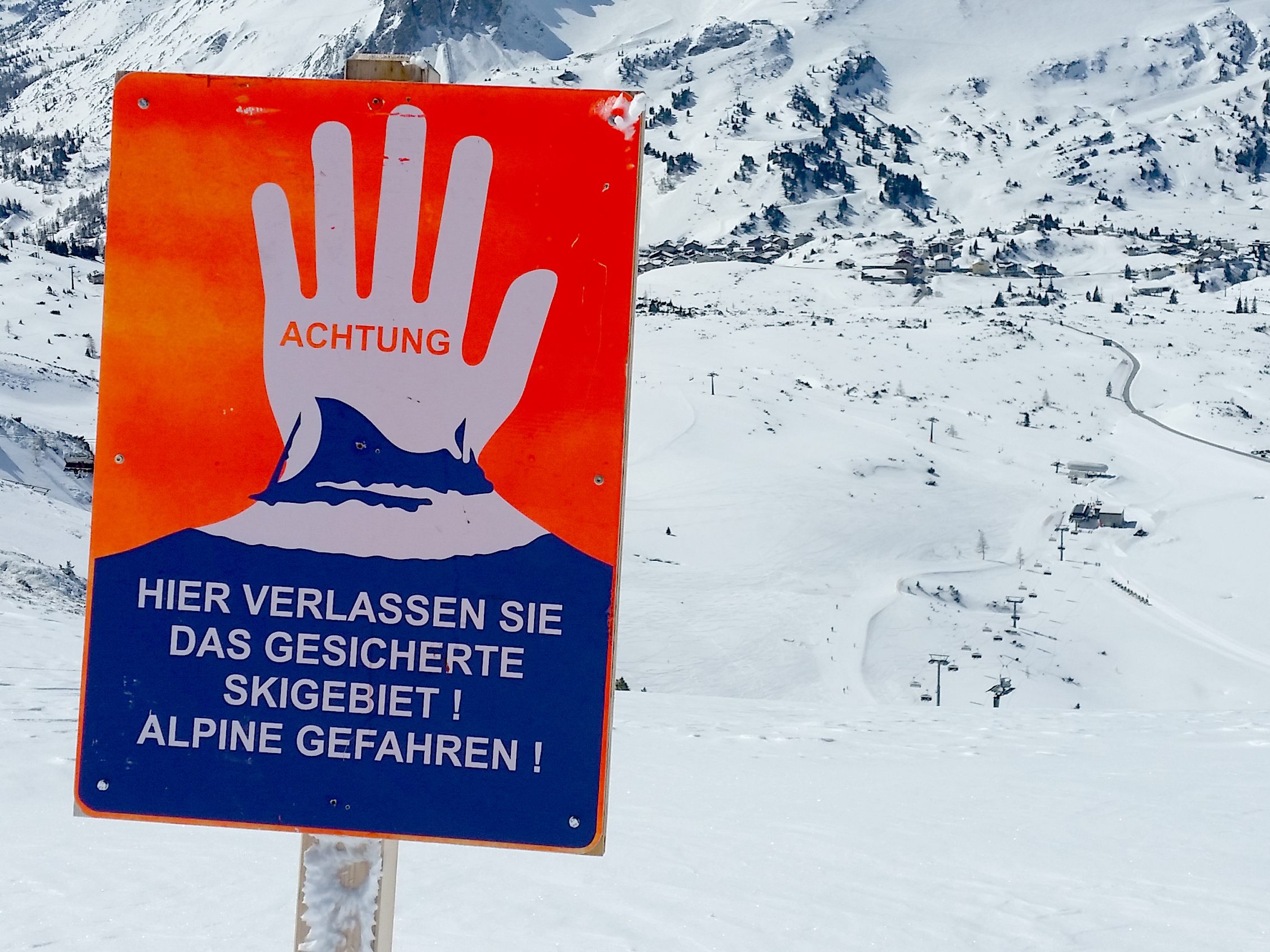 Der drei Meter tief verschüttete Skitourengeher konnte nur noch tot geborgen werden.