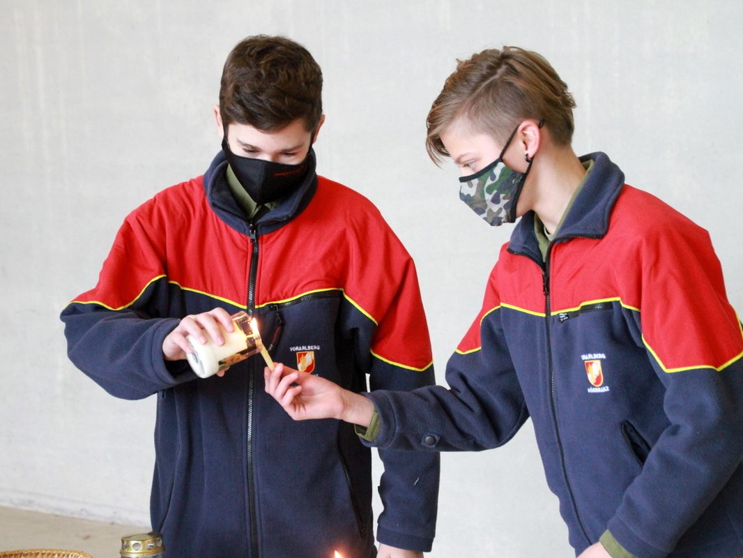 Lukas Winkler (li) und Leon Cristelotti (re) von der Jugendfeuerwehr Hörbranz bei der Übergabe