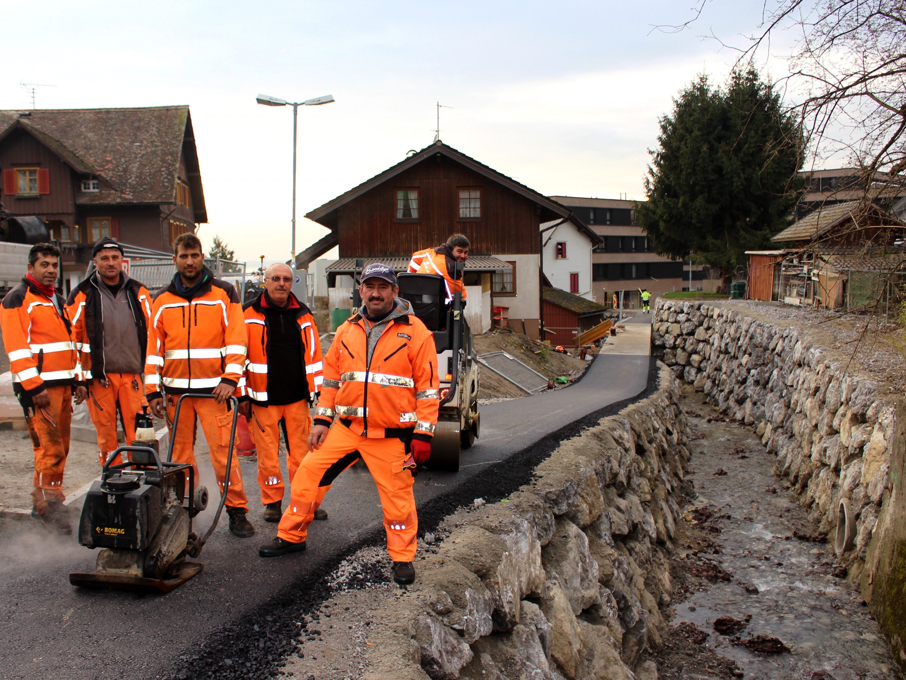 Mit umfassenden Asphaltierungsarbeiten stehen die Arbeiten im Rahmen des mehrjährigen Hochwasserschutzprojektes am Kugelbeerbach bzw. am Oberlochauerbach vor einem ersten großen Abschluss. Mit umfassenden Asphaltierungsarbeiten stehen die Arbeiten im Rahmen des mehrjährigen Hochwasserschutzprojektes am Kugelbeerbach bzw. am Oberlochauerbach vor einem ersten großen Abschluss.