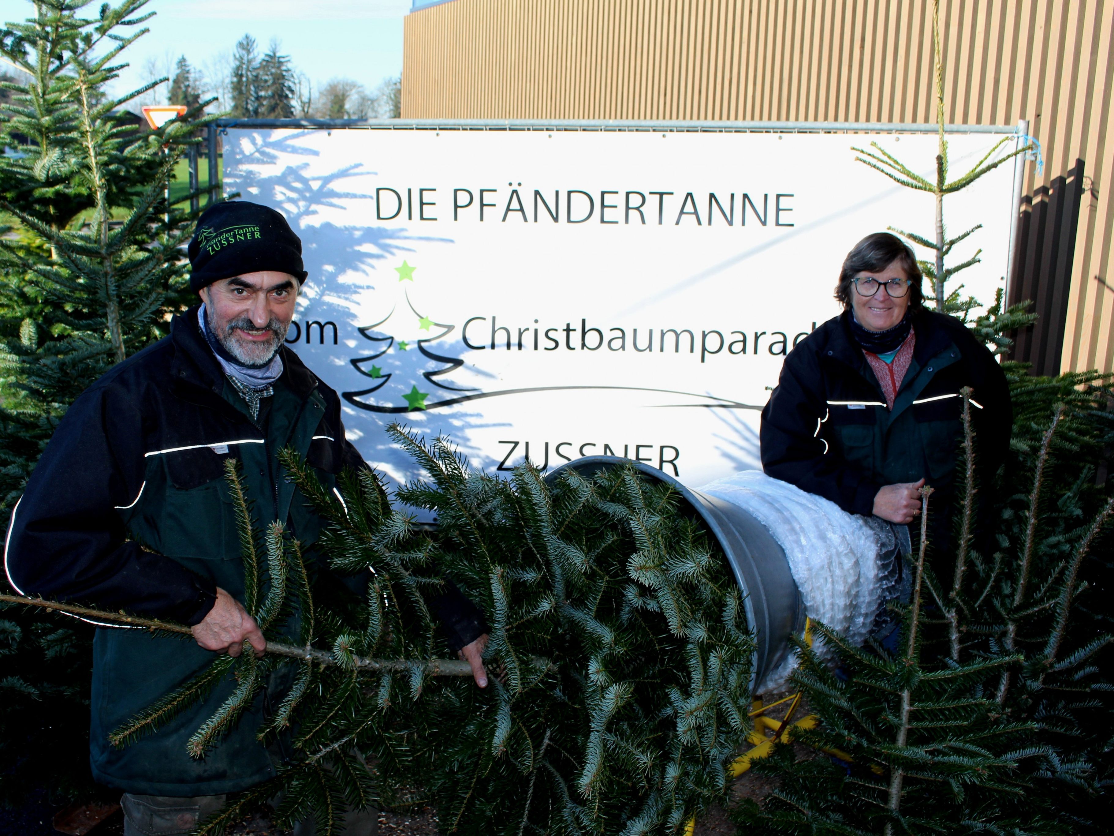 Alljährlich vor Weihnachten haben die Lochauer die willkommene Gelegenheit, sich hier im Ort einen heimischen Baum aus dem „Christbaumparadies Zußner“ zu besorgen. Beim SPAR warten Helga und Pius Zußner auf die Kunden.