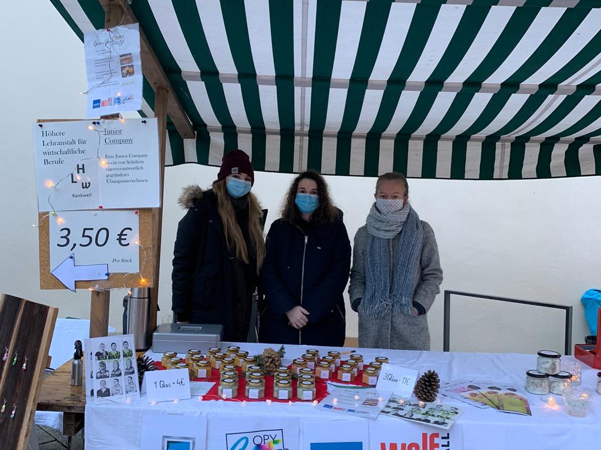 Tamara Winkler, Anna Benzer und Noelle Unterkircher bieten ihre Kräutersalze an Tamara Winkler, Anna Benzer und Noelle Unterkircher bieten ihre Kräutersalze an