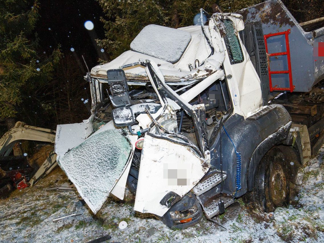 Am Lkw und dem Ladegut entstand Totalschaden.