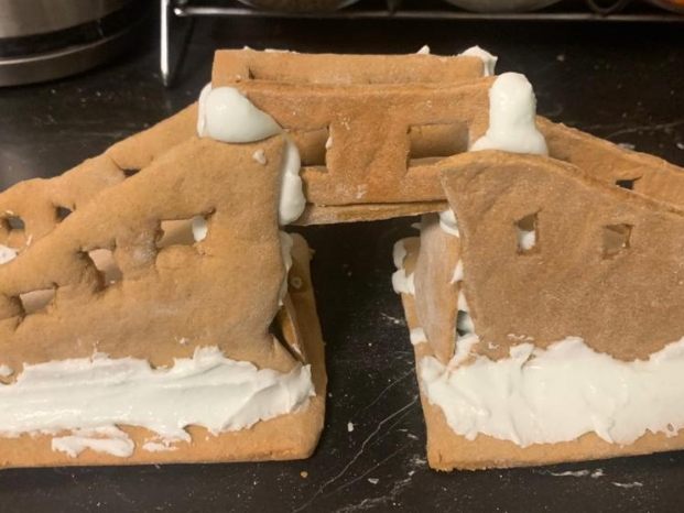 Eine Lebkuchenbrücke gemacht von Maschinenbauern der HTL Dornbirn.