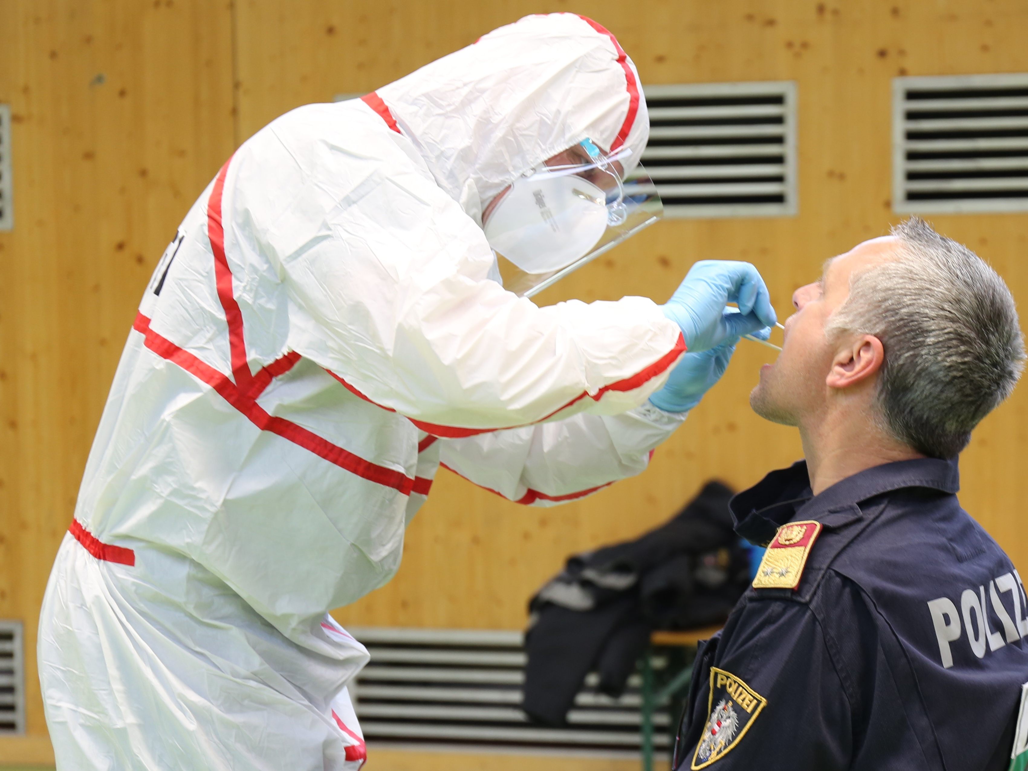Ein Polizist bei einem Corona-Antigen-Test in Graz (undatiertes Archivbild)