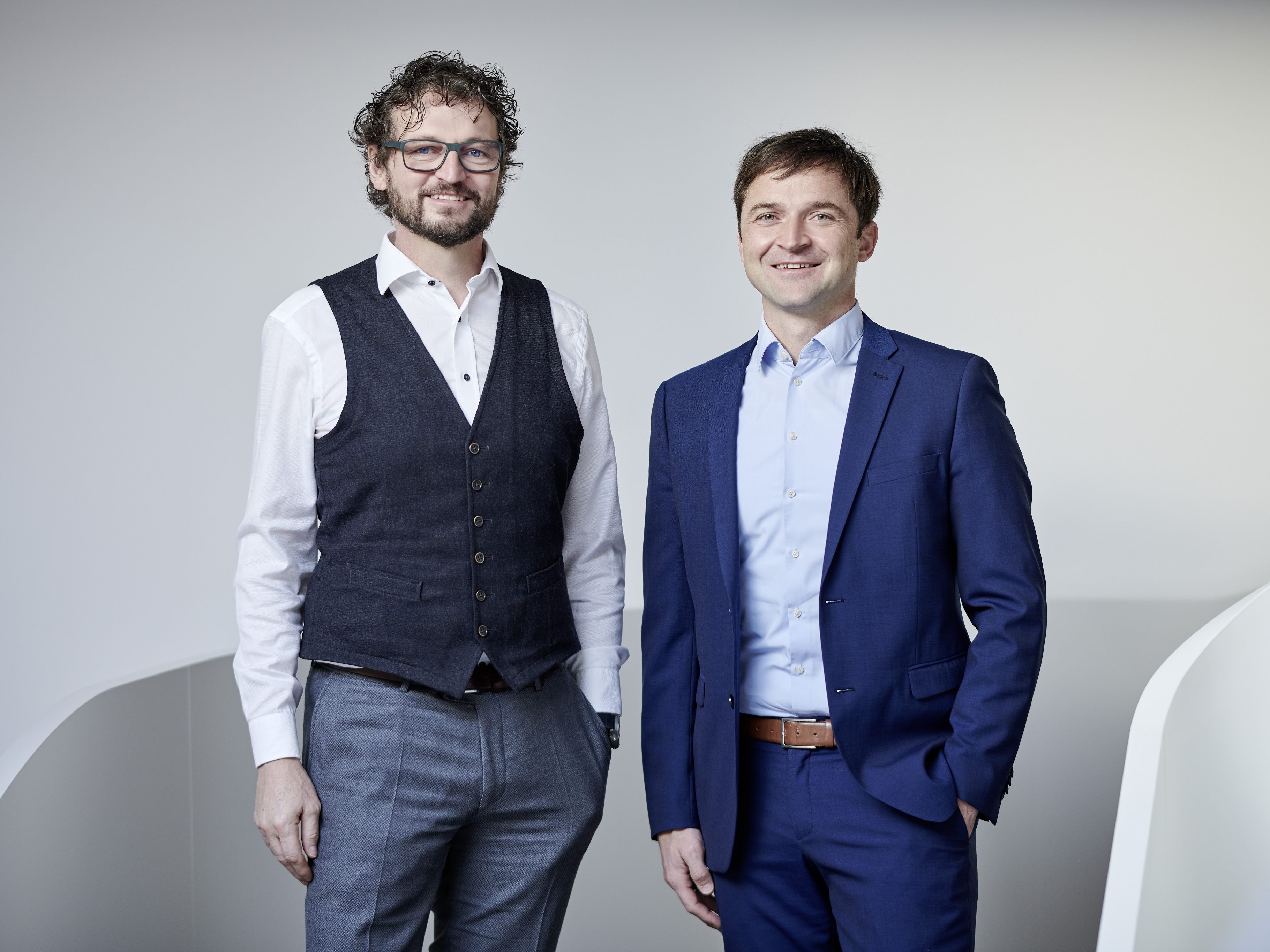 Christof Moosbrugger (links) entlässt das Instrumenten-Management unter der Leitung von Peter Schoissengeier in die Selbstständigkeit. Christof Moosbrugger (links) entlässt das Instrumenten-Management unter der Leitung von Peter Schoissengeier in die Selbstständigkeit.