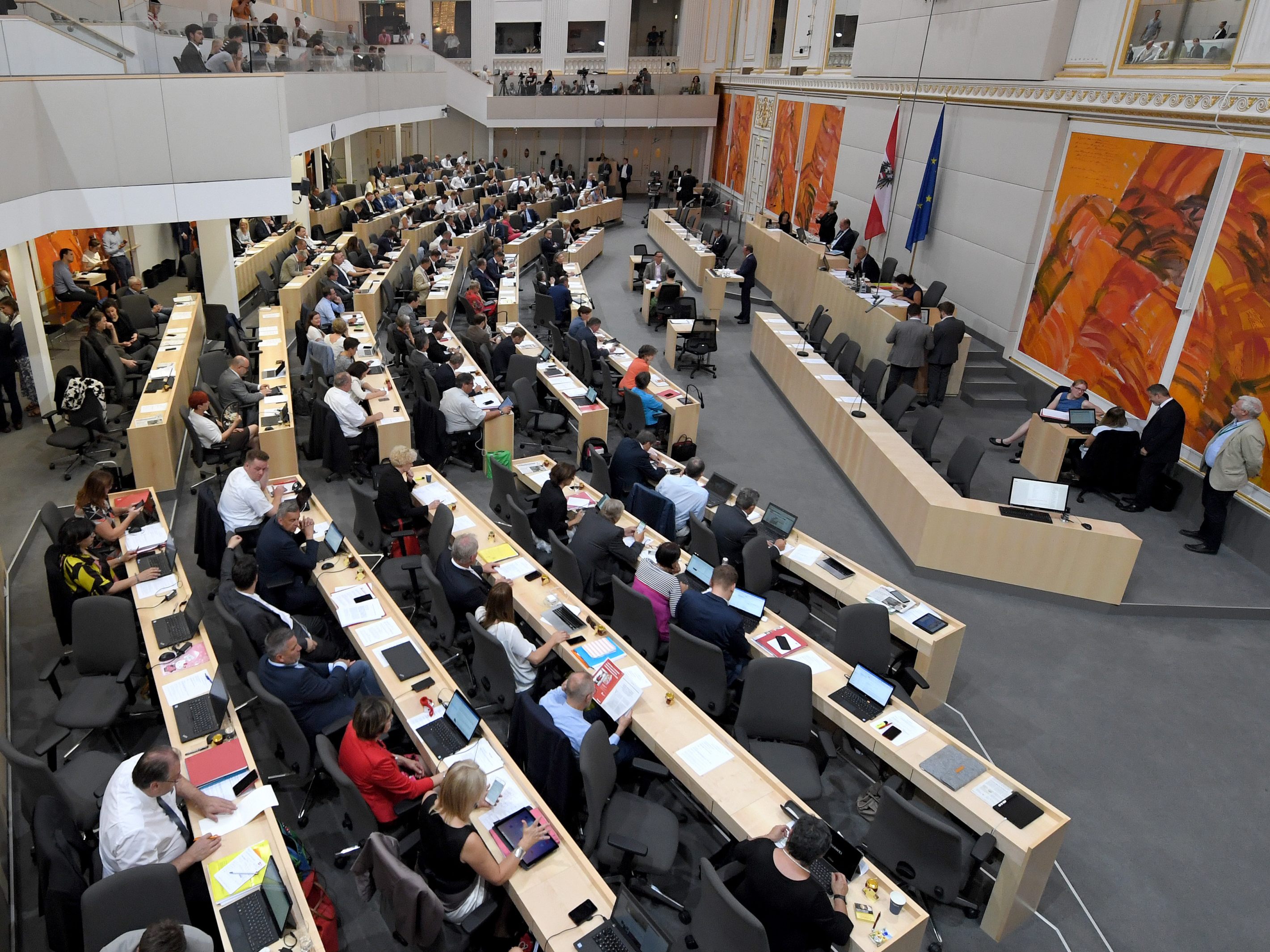 Der Nationalrat stimmt über Nulllohnrunde und Luxuspensionen ab.