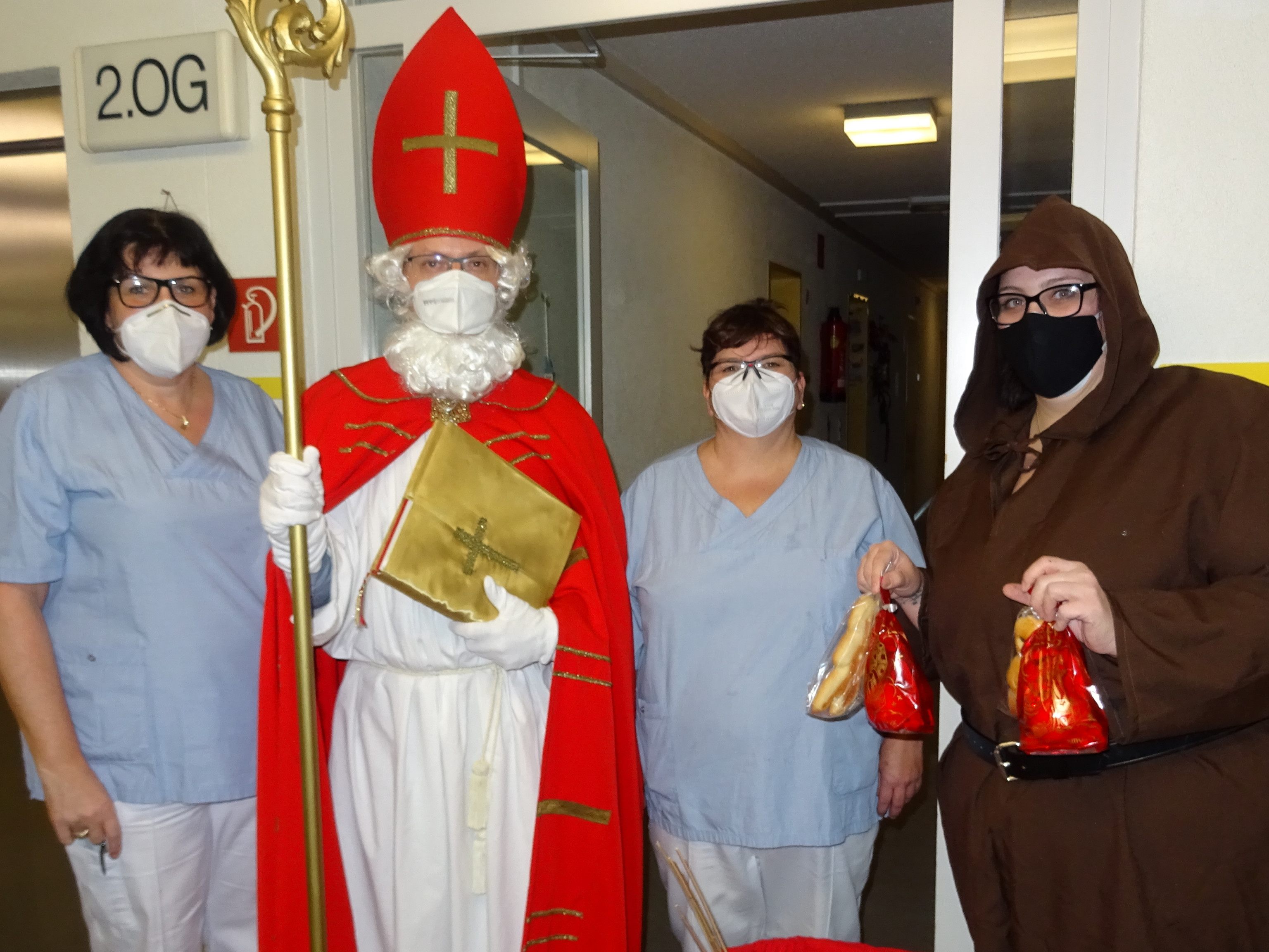 Carla Biedermann, GF Herbert Lins (Nikolaus), Daniela Neier und Isabel Mathis alias Knecht Ruprecht (Stationsleitung WB II )