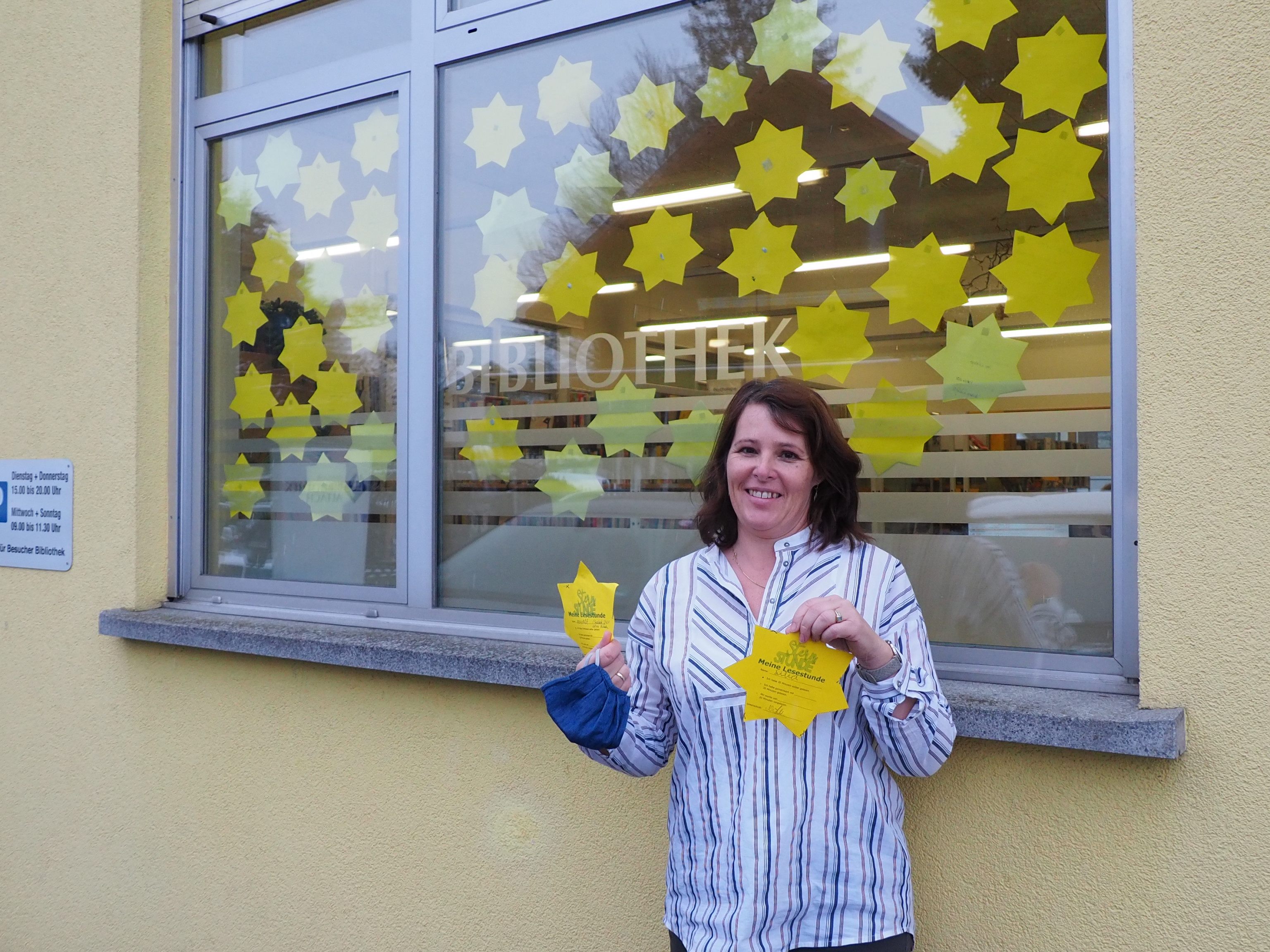 Leiterin Wilma Schneller vor einem der funkelnden Lesefenster