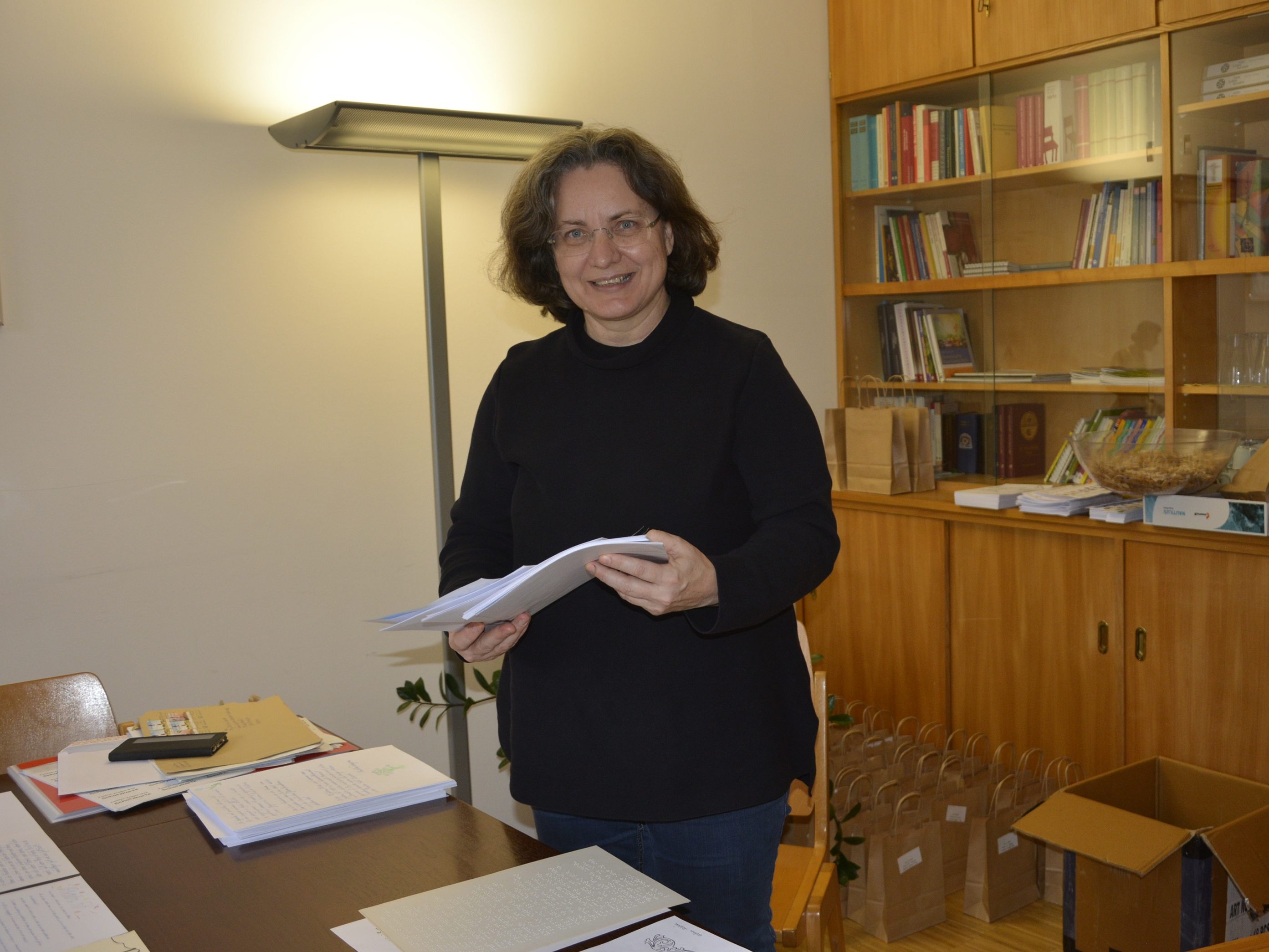 Gemeindeleiterin Martina Lanser begleitet und organisiert das Projekt der handgeschriebenen Psalmen. Gemeindeleiterin Martina Lanser begleitet und organisiert das Projekt der handgeschriebenen Psalmen.