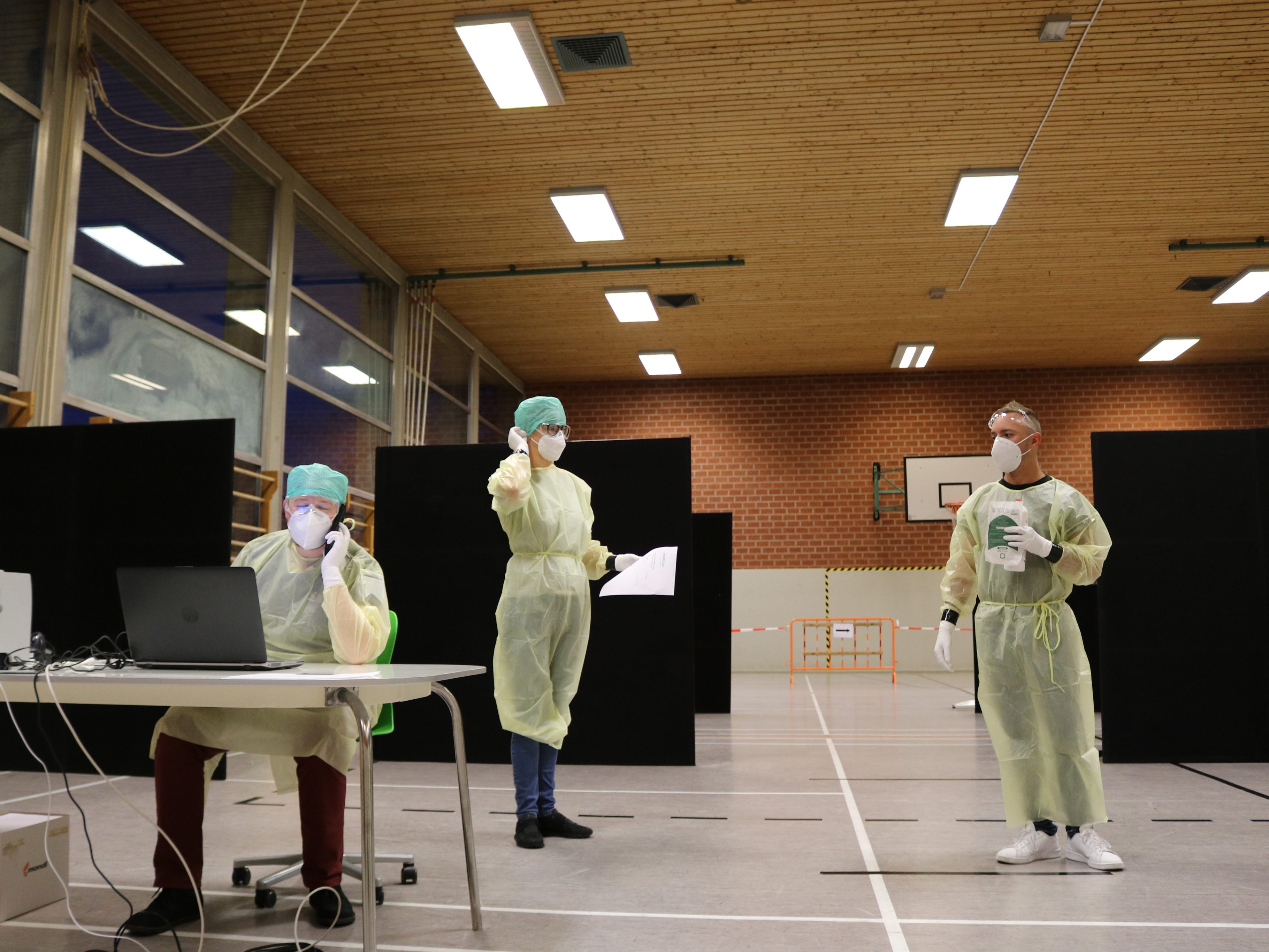 Nach einer kurzen Einschulung durch das Rot-Kreuz-Personal und einer organisatorischen Einschulung durch die Ortsvorsteher*innen ging es Freitagfrüh mit den Testungen los.