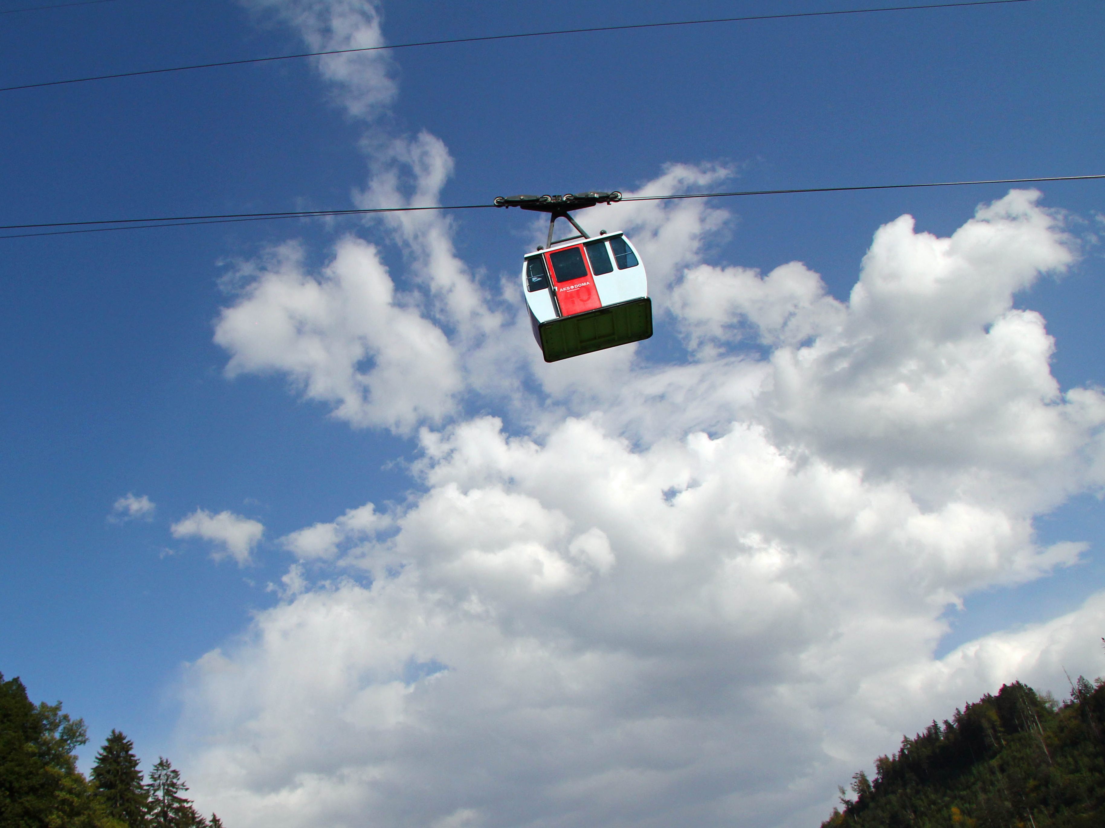 Seilbahngondel hängt fest Seilbahngondel hängt fest