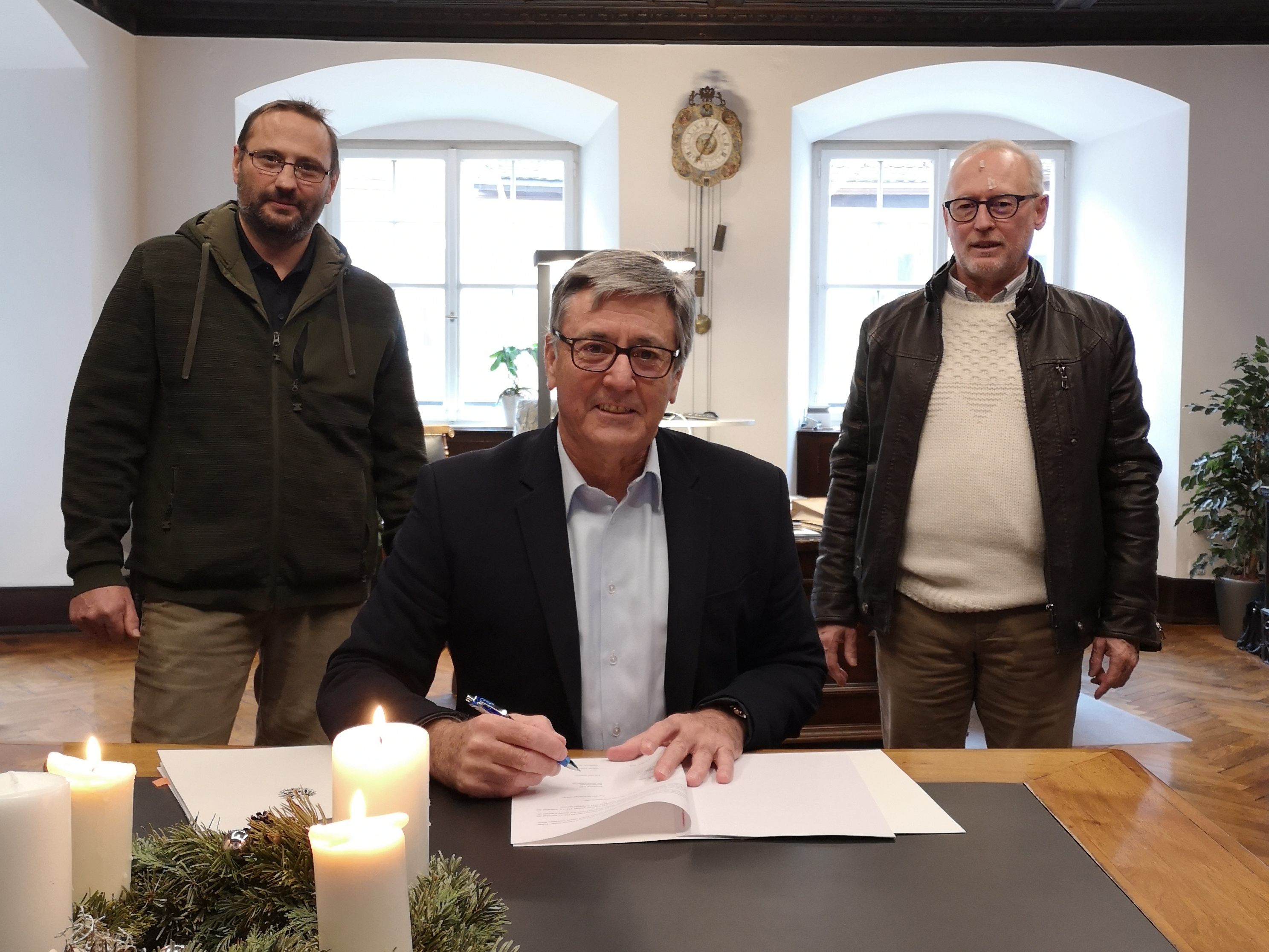 Ing. Elmar Nöckl (Leiter Abteilung Forstwirtschaft), Bürgermeister Wolfgang Matt und der zuständige Stadtrat Rainer Keckeis bei der Vertragsunterzeichnung.