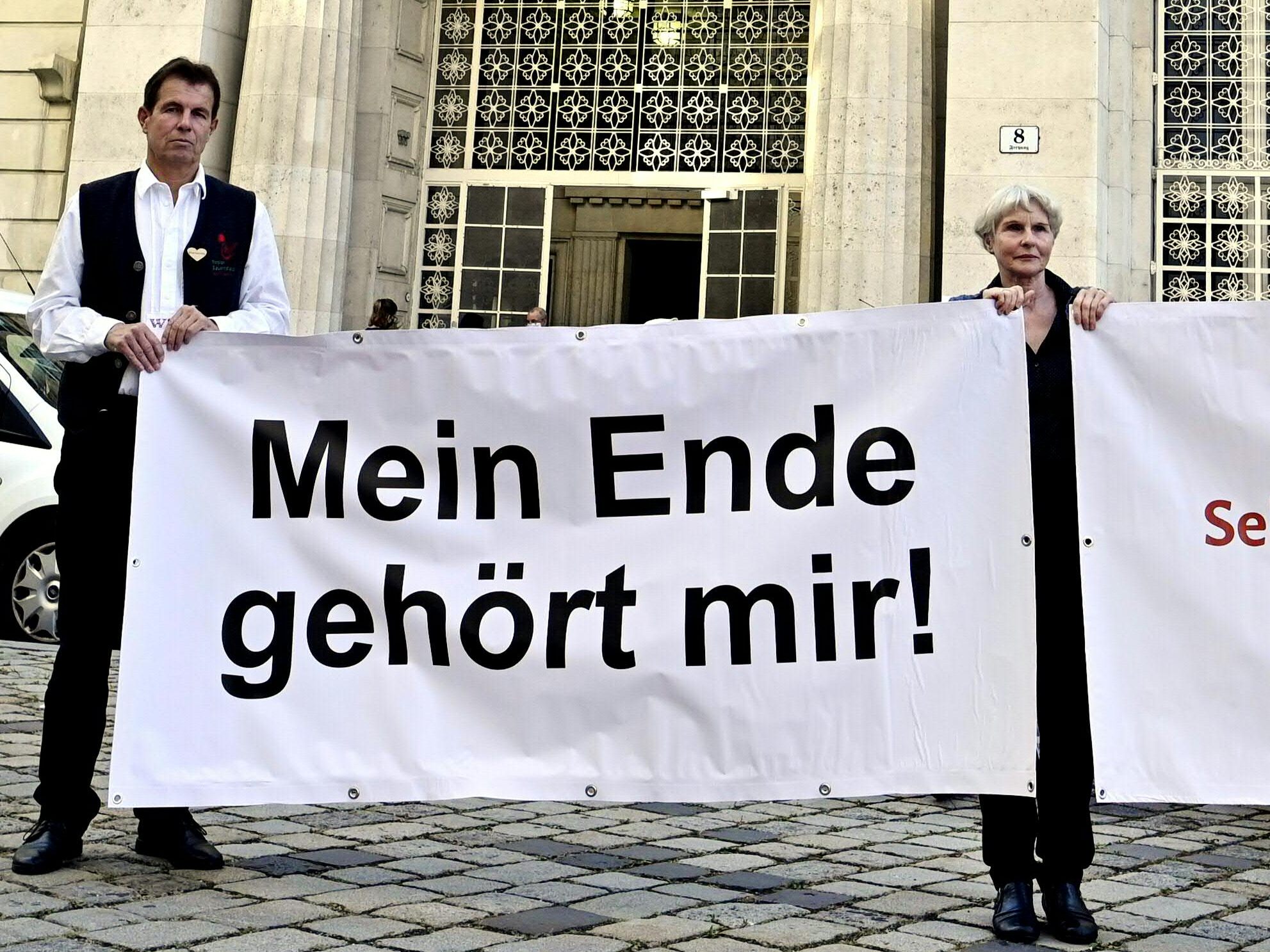 Transparente der "Österreichischen Gesellschaft für ein humanes Lebensende" (ÖGHL) vor Beginn einer öffentlichen Verhandlung des Verfassungsgerichtshofes.