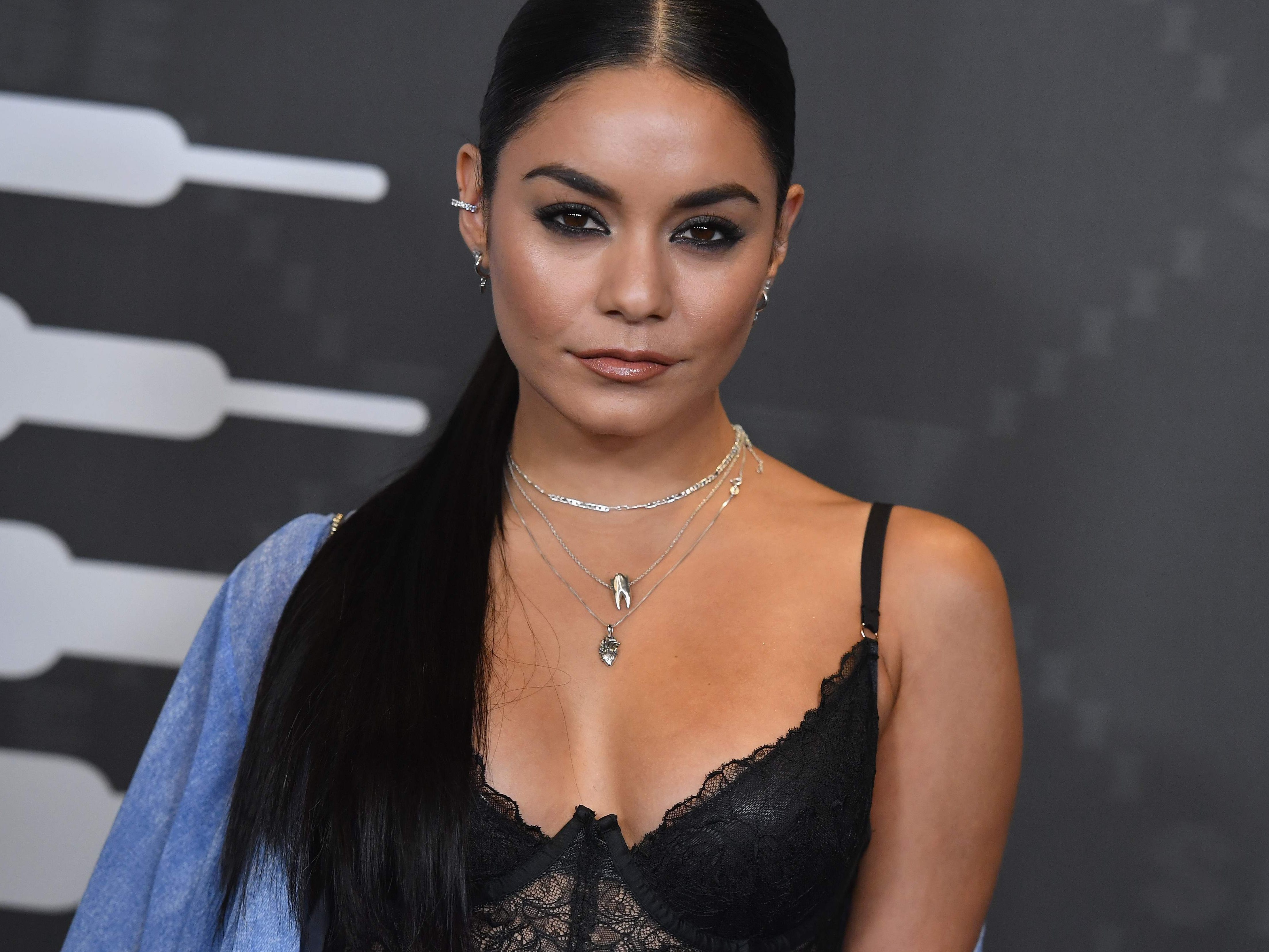 Auch Vanessa Hudgens zeigt zu Weihnachten viel nackte Haut.