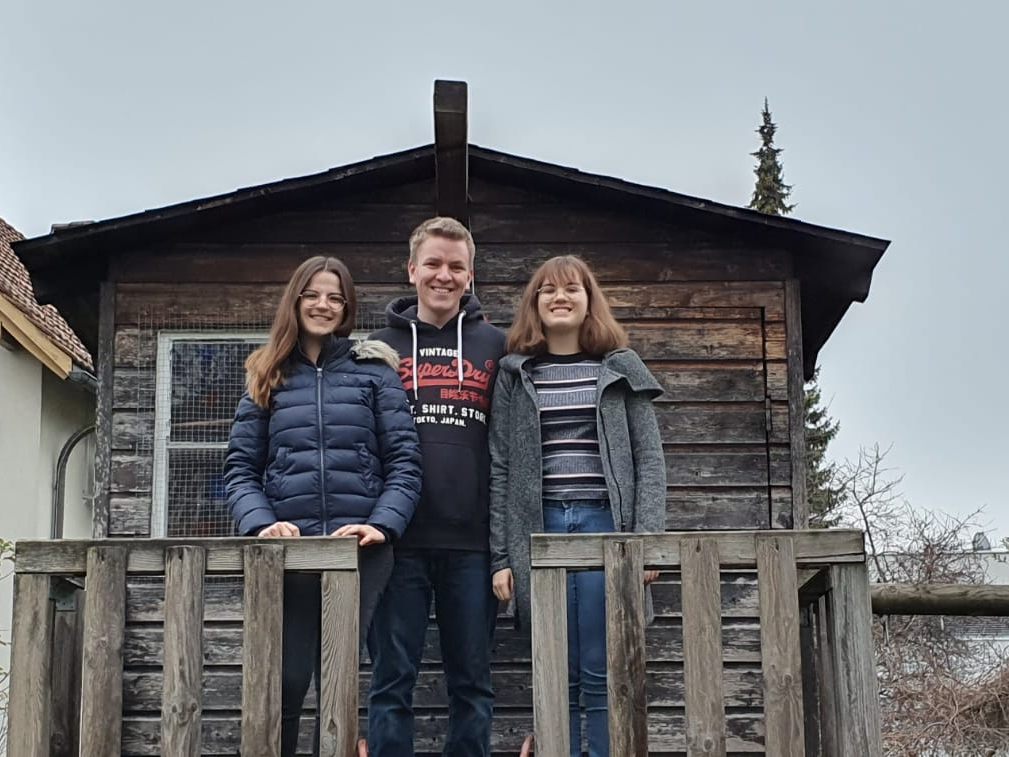 Lea, Paul und Maria vor dem zur Wintervoliere umgebauten Spielhaus. Lea, Paul und Maria vor dem zur Wintervoliere umgebauten Spielhaus.