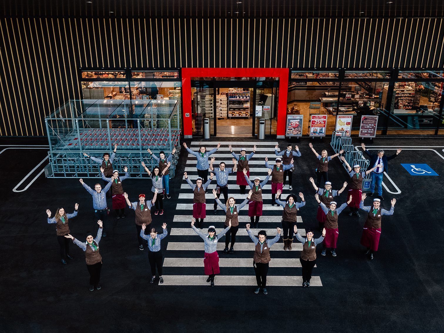 Das gesamte Team rundum Marktleiterin Margit Nussbaumer freut sich über die Eröffnung des modernen SPAR-Supermarkts in Bludenz. © SPAR/Hirschbühl Fotografie