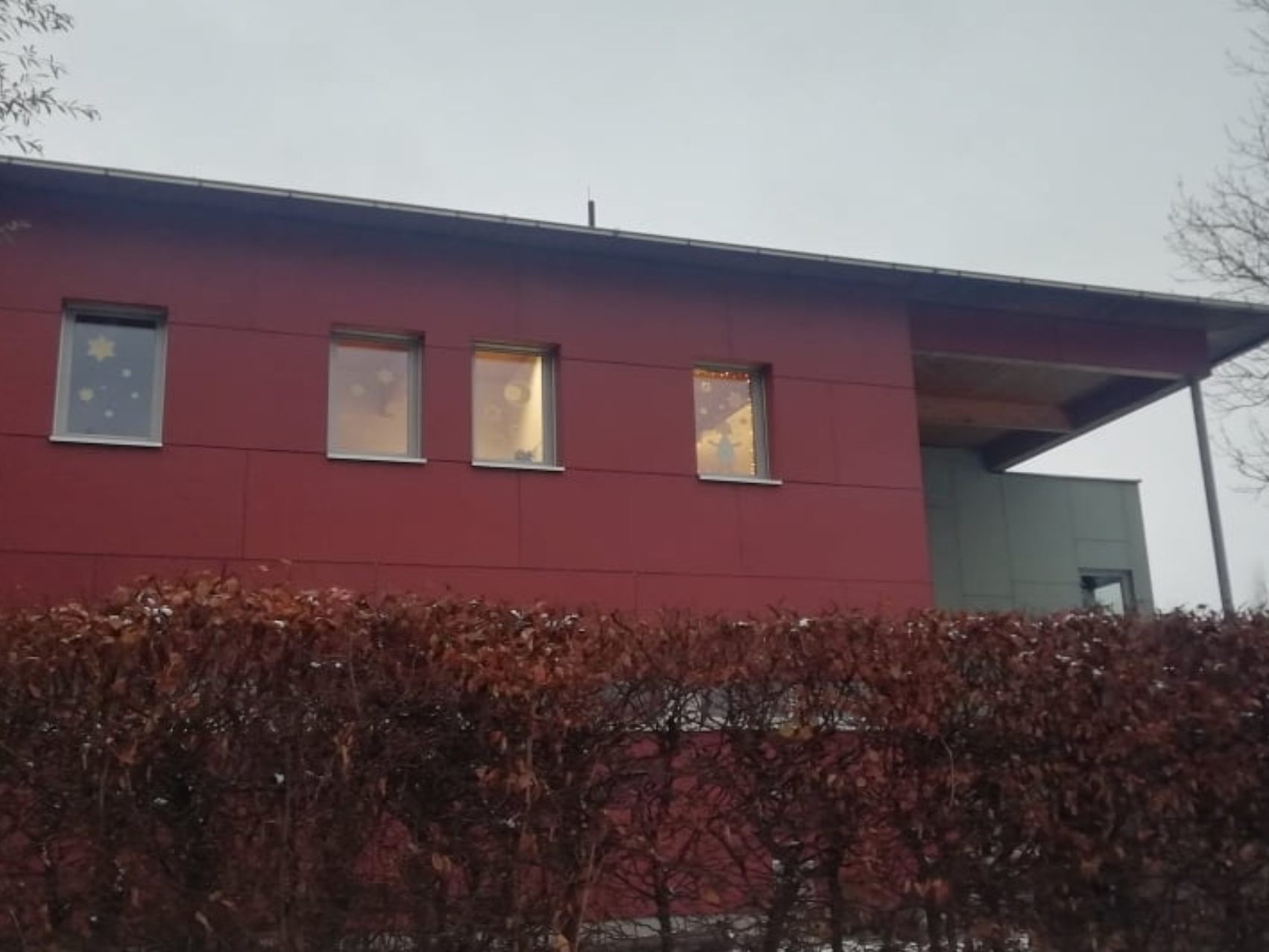 Auch am Kindergarten Wichnerstraße erstrahlt dieser Tage ein Adventfenster Auch am Kindergarten Wichnerstraße erstrahlt dieser Tage ein Adventfenster
