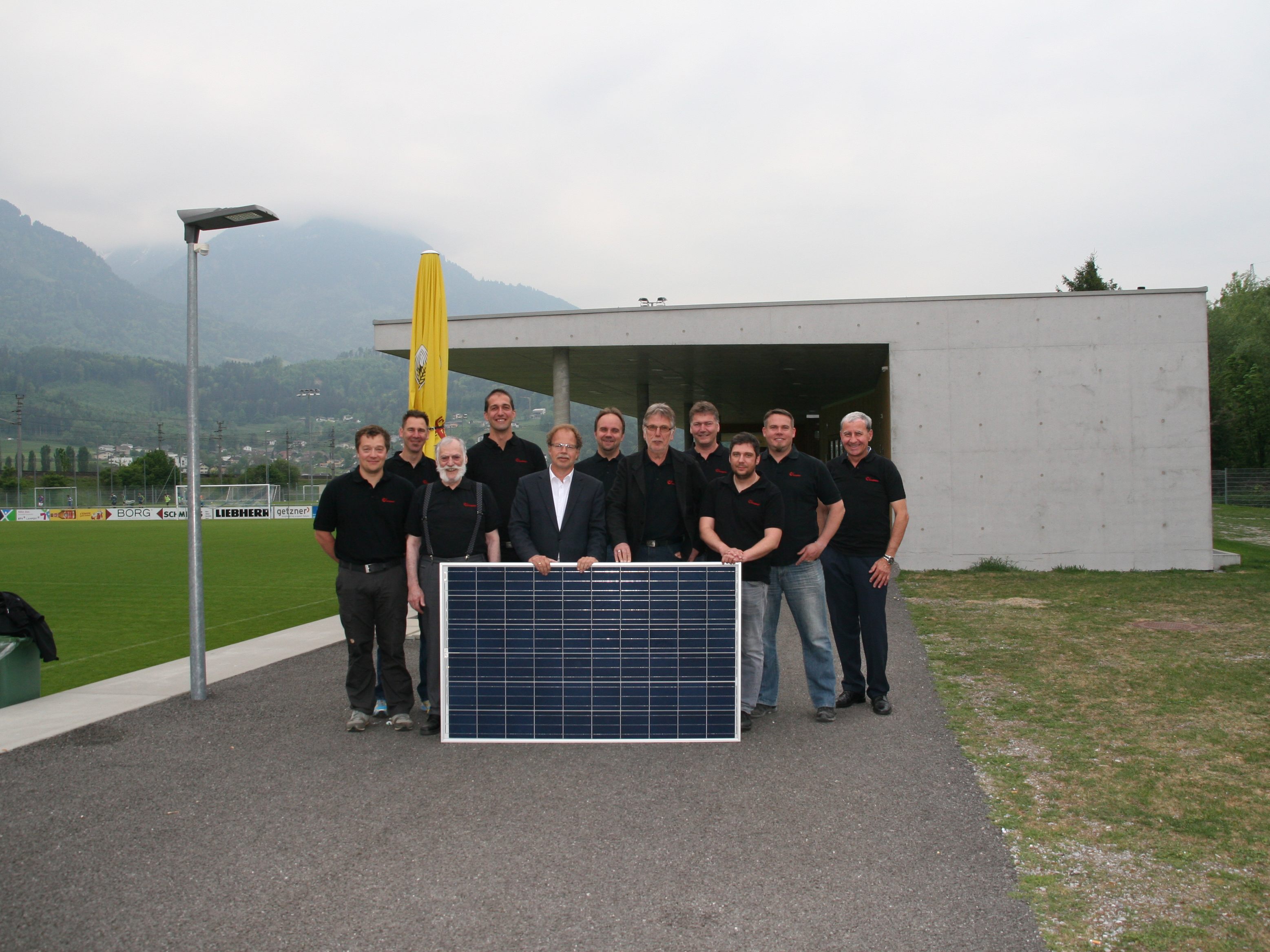Gruppenfoto mit passendem Hintergrund: Das Kernteam der Nenzinger e5-Gruppe auf dem Dach des Bau- und Recyclinghofs. Gruppenfoto mit passendem Hintergrund: Das Kernteam der Nenzinger e5-Gruppe auf dem Dach des Bau- und Recyclinghofs.