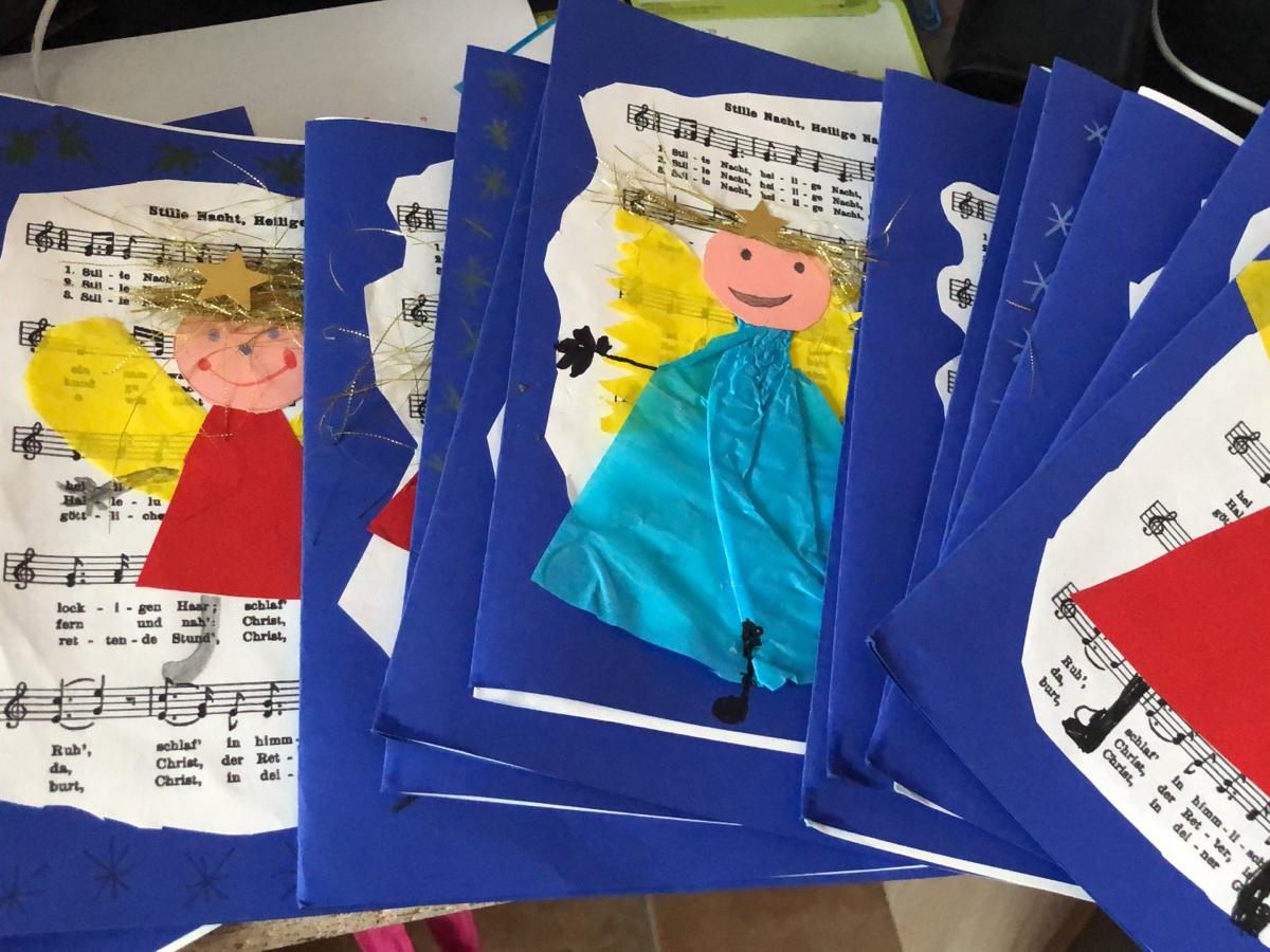 Die Kinder der Volksschule Brand gestalteten die Weihnachtskarten für die alleinstehenden Brandner und Bürserberger. Die Kinder der Volksschule Brand gestalteten die Weihnachtskarten für die alleinstehenden Brandner und Bürserberger.