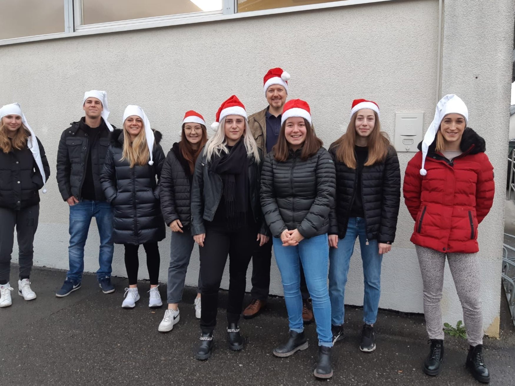 Die Lustenauer Handballtrainer tauschten ihre Handballschuhe gegen Nikolausmützen