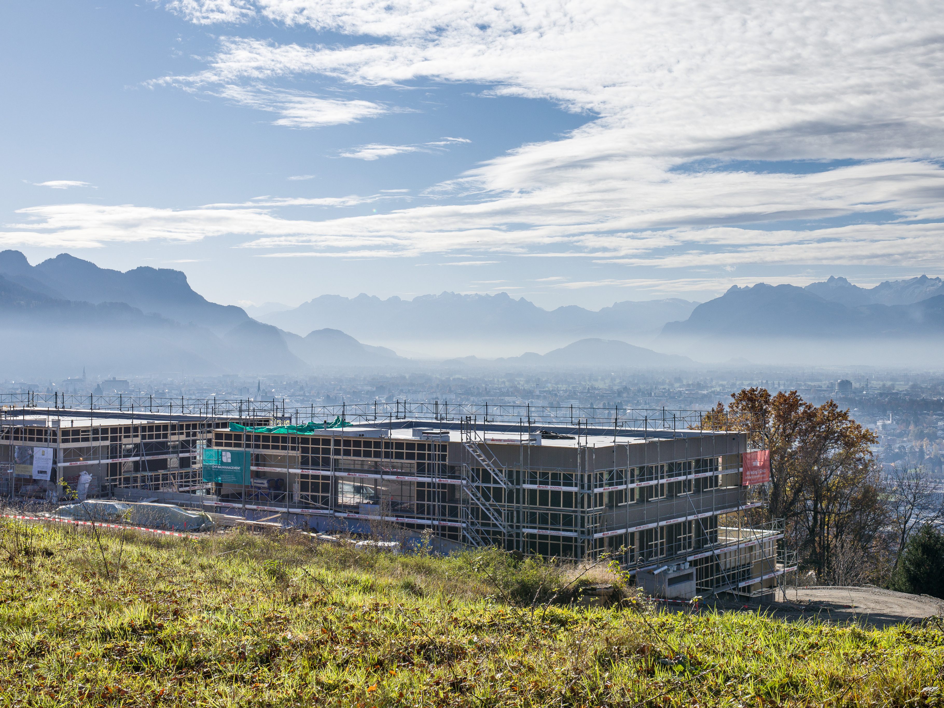 Für die in der ersten Bauetappe realisierten zwei Mehrfamilienhäuser der Wohnanlage Am Knie in Dornbirn erfolgte die Dachgleiche. Für die in der ersten Bauetappe realisierten zwei Mehrfamilienhäuser der Wohnanlage Am Knie in Dornbirn erfolgte die Dachgleiche.