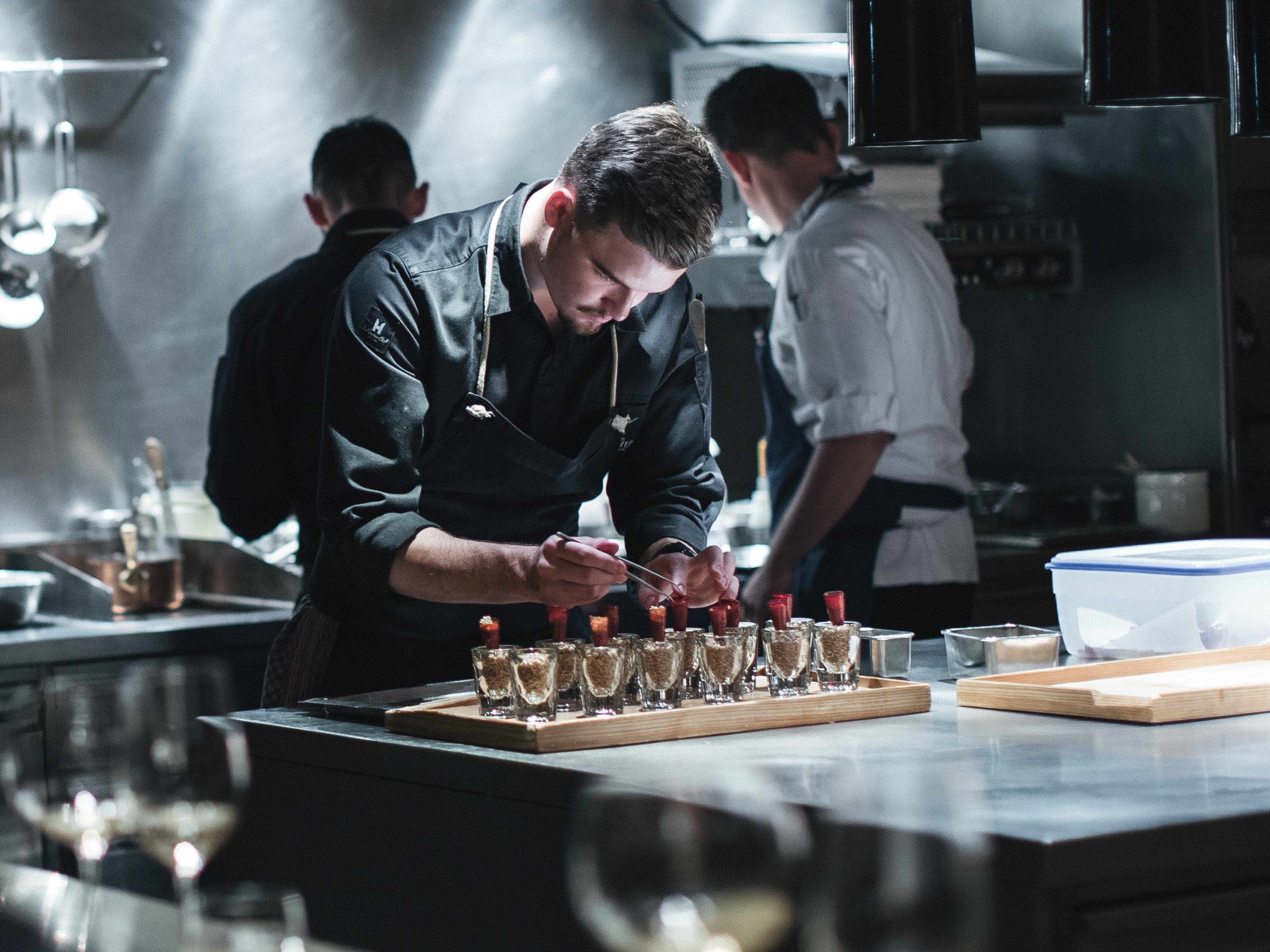 Laut "Forbes" gehört die Rote Wand 2021 zu den coolsten Restaurants. Laut "Forbes" gehört die Rote Wand 2021 zu den coolsten Restaurants.