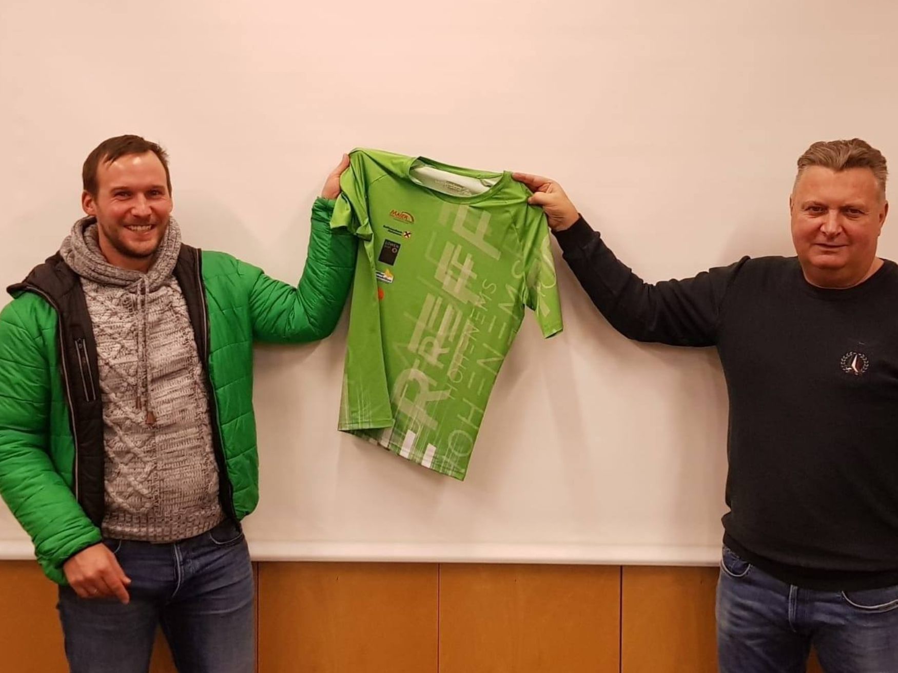 Lauftreff Obmann Mathias Galler und Sportstadtrat Friedl Dold mit den neuen Laufshirts Lauftreff Obmann Mathias Galler und Sportstadtrat Friedl Dold mit den neuen Laufshirts