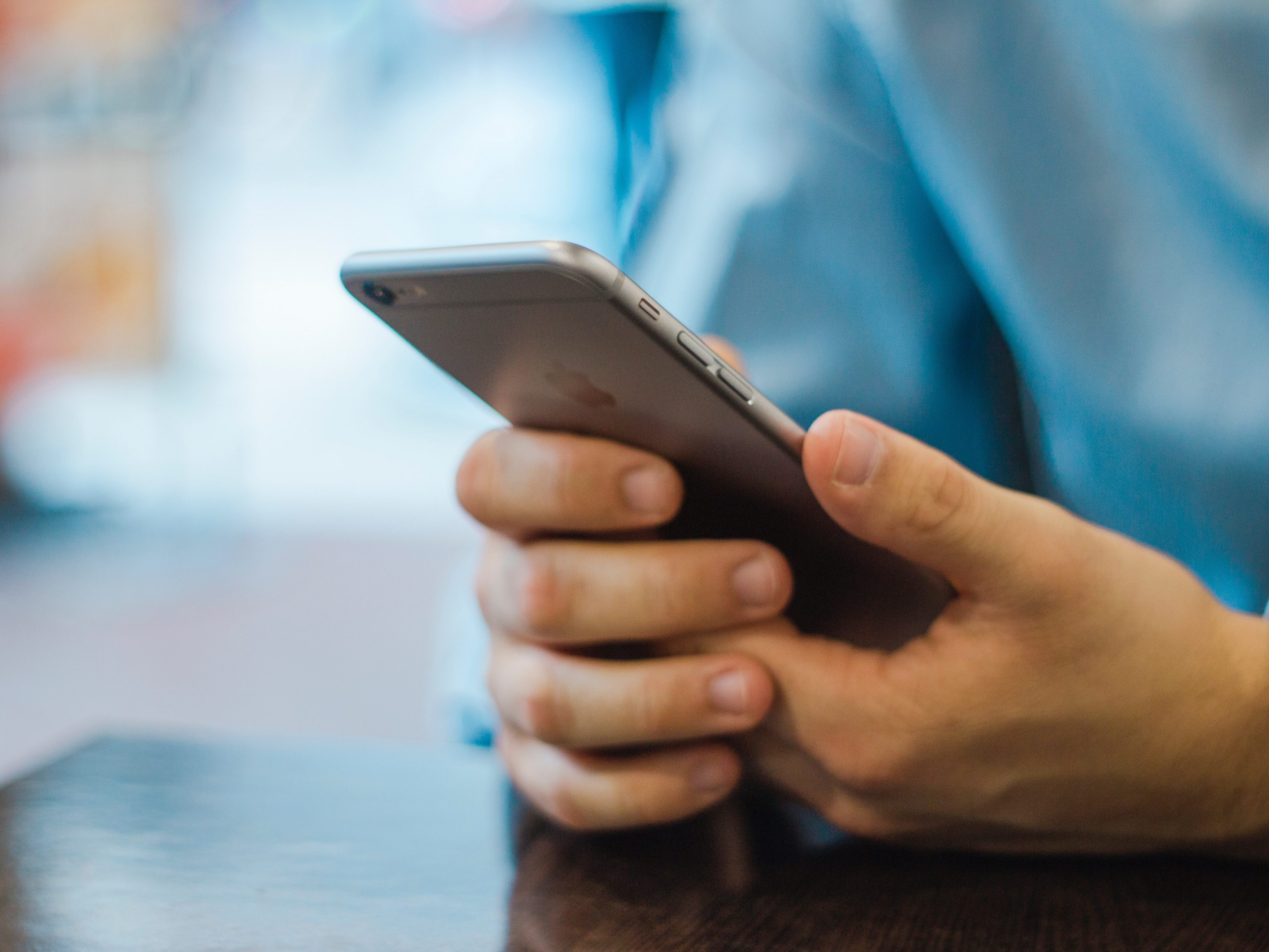 Eine "echte" Behörden-Nummer erscheint am Display, wenn Telefonbetrüger mit dem neuesten Trick anrufen